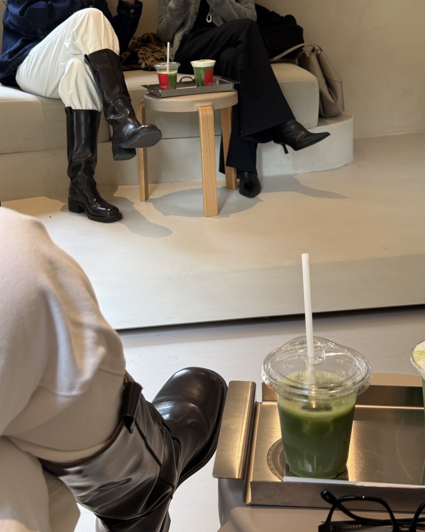 트렌드 컬러 화이트로 깔끔하게🤍
실패 없는 톤업 화이트 팬츠로 데일리룩 완성🦢💡 이미지9