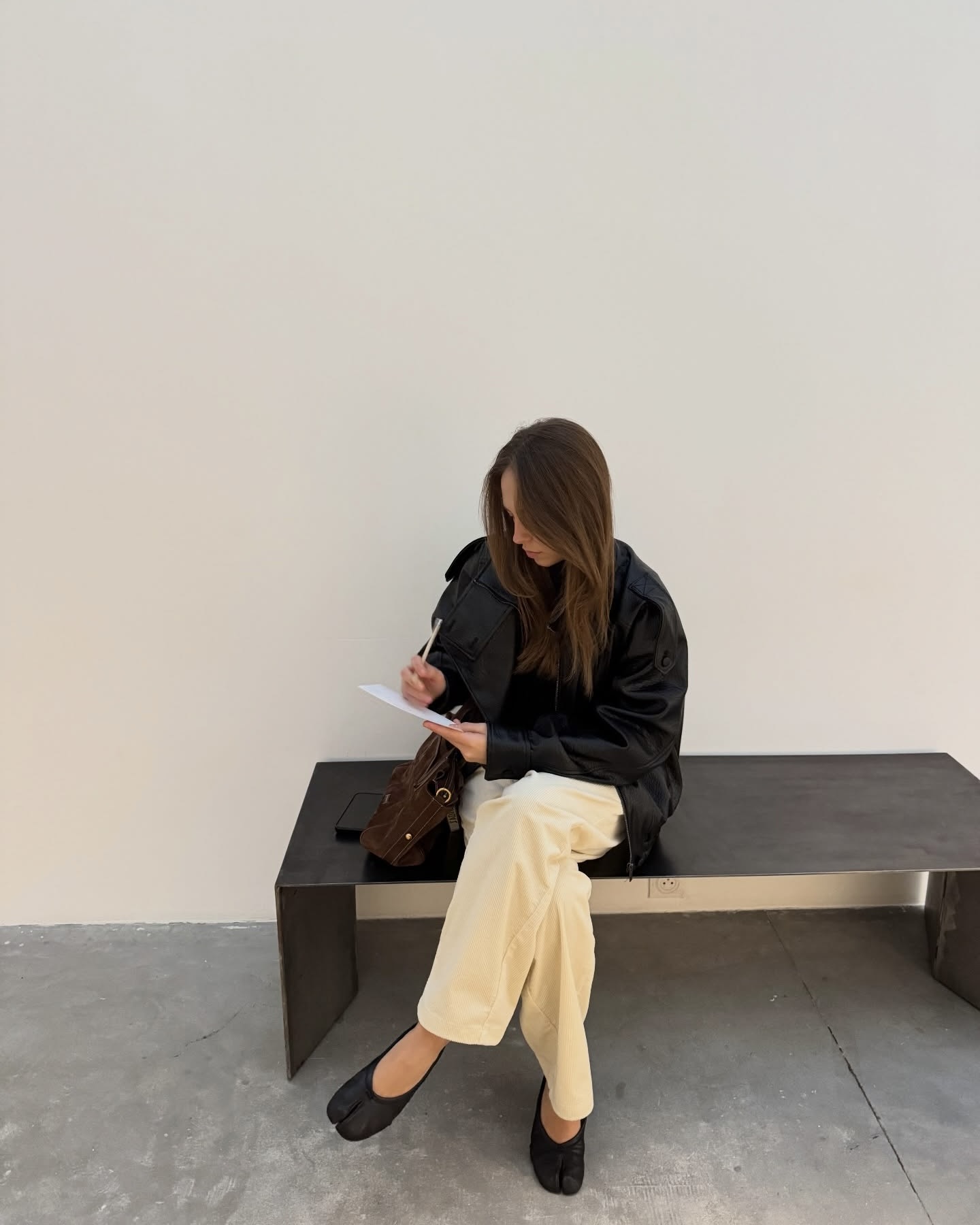 트렌드 컬러 화이트로 깔끔하게🤍
실패 없는 톤업 화이트 팬츠로 데일리룩 완성🦢💡 이미지4