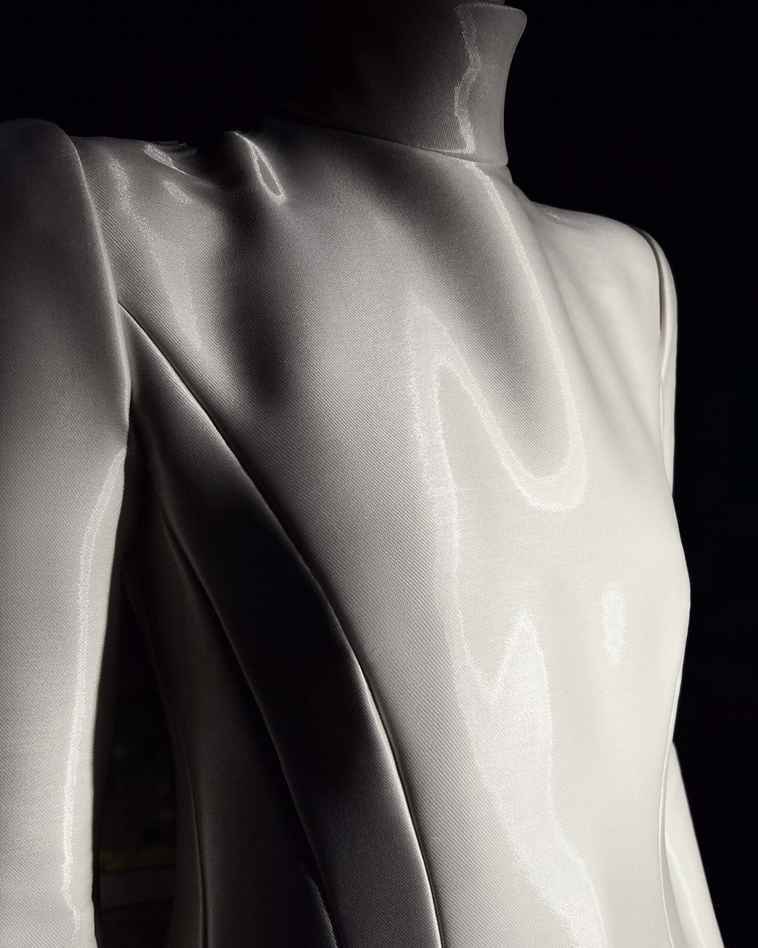 조르지오 아르마니를 기억하며🌷
2026 밀라노·코르티나담페초 동계올림픽 개막식에서 이탈리아의 패션 거장 조르지오 아르마니를 추모하는 세레머니가 펼쳐졌습니다.
이탈리아를 상징하는 초록, 하양, 빨강 3색의 우아하고 단색적인 조르지오 아르마니 수트를 입은 60여 명의 모델이 모여 이탈리아 국기를 형상화했습니다. 또한 이탈리아 모델 비토리아 세레티와 가수 라우라 파우지니는 조르지오 아르마니 프리베의 커스텀 드레스를 착용한 모습을 보여줬습니다.
비토리아는 단아한 화이트 드레스를 입고 이탈리아 국기를 의장대에 전달했으며, 라우라는 진주와 크리스털 장식의 블랙 하이넥 드레스를 착용한 채 이탈리아 국가를 열창했습니다.
단결, 우아함 그리고 이탈리아의 탁월함이 한데 어우러진 순간은 전 세계와 함께 공유되었습니다. 이미지5