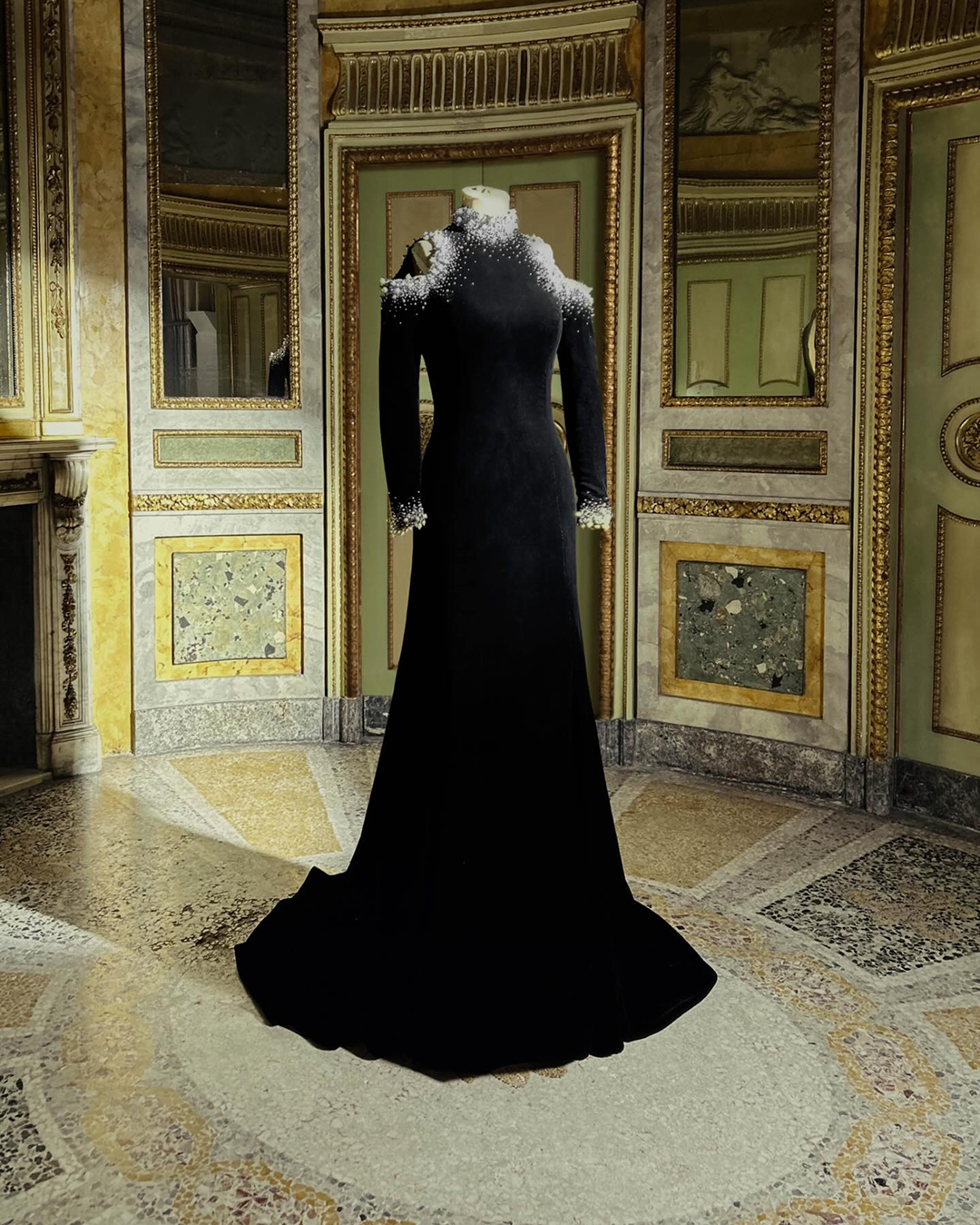 조르지오 아르마니를 기억하며🌷
2026 밀라노·코르티나담페초 동계올림픽 개막식에서 이탈리아의 패션 거장 조르지오 아르마니를 추모하는 세레머니가 펼쳐졌습니다.
이탈리아를 상징하는 초록, 하양, 빨강 3색의 우아하고 단색적인 조르지오 아르마니 수트를 입은 60여 명의 모델이 모여 이탈리아 국기를 형상화했습니다. 또한 이탈리아 모델 비토리아 세레티와 가수 라우라 파우지니는 조르지오 아르마니 프리베의 커스텀 드레스를 착용한 모습을 보여줬습니다.
비토리아는 단아한 화이트 드레스를 입고 이탈리아 국기를 의장대에 전달했으며, 라우라는 진주와 크리스털 장식의 블랙 하이넥 드레스를 착용한 채 이탈리아 국가를 열창했습니다.
단결, 우아함 그리고 이탈리아의 탁월함이 한데 어우러진 순간은 전 세계와 함께 공유되었습니다. 이미지7