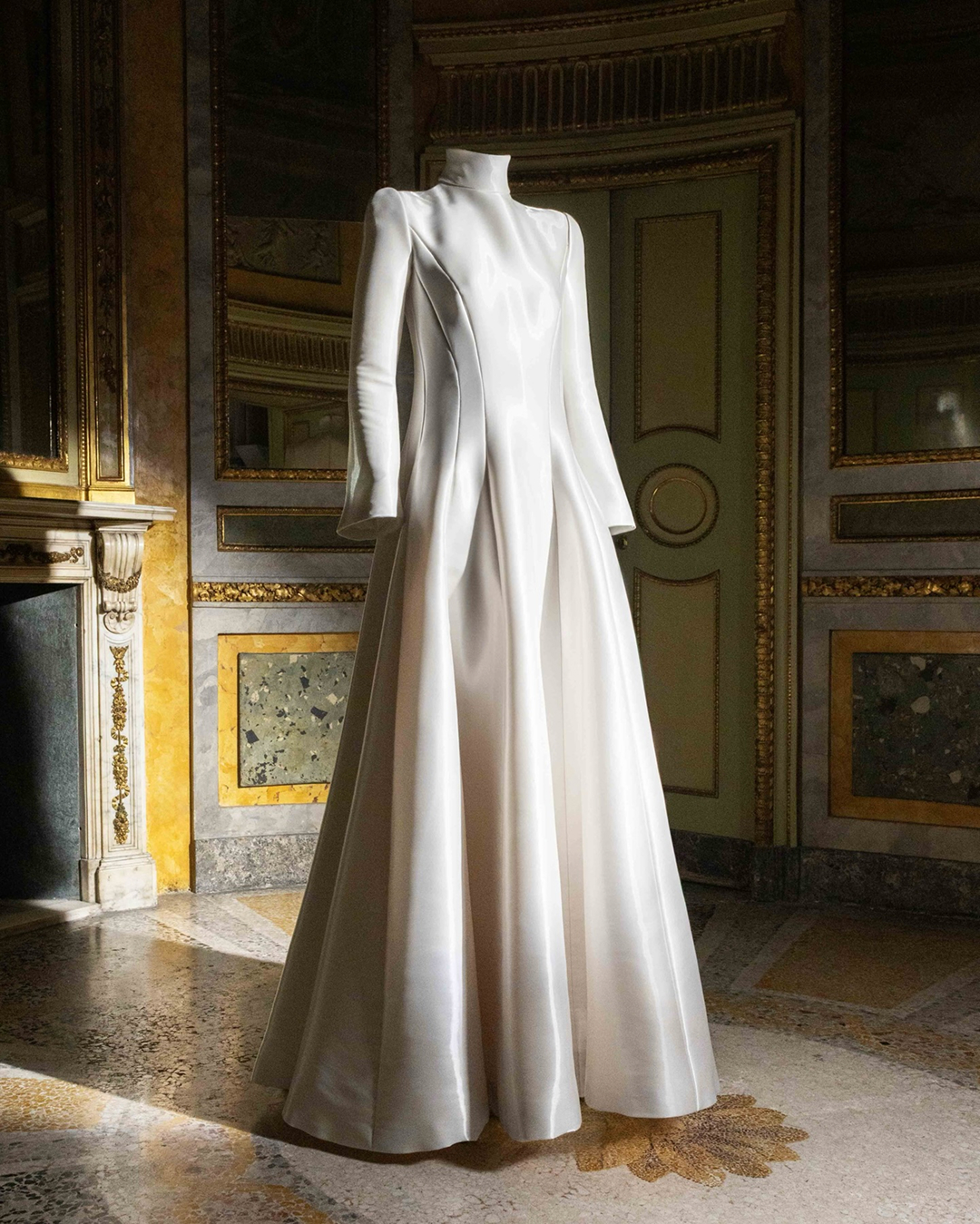 조르지오 아르마니를 기억하며🌷
2026 밀라노·코르티나담페초 동계올림픽 개막식에서 이탈리아의 패션 거장 조르지오 아르마니를 추모하는 세레머니가 펼쳐졌습니다.
이탈리아를 상징하는 초록, 하양, 빨강 3색의 우아하고 단색적인 조르지오 아르마니 수트를 입은 60여 명의 모델이 모여 이탈리아 국기를 형상화했습니다. 또한 이탈리아 모델 비토리아 세레티와 가수 라우라 파우지니는 조르지오 아르마니 프리베의 커스텀 드레스를 착용한 모습을 보여줬습니다.
비토리아는 단아한 화이트 드레스를 입고 이탈리아 국기를 의장대에 전달했으며, 라우라는 진주와 크리스털 장식의 블랙 하이넥 드레스를 착용한 채 이탈리아 국가를 열창했습니다.
단결, 우아함 그리고 이탈리아의 탁월함이 한데 어우러진 순간은 전 세계와 함께 공유되었습니다. 이미지4