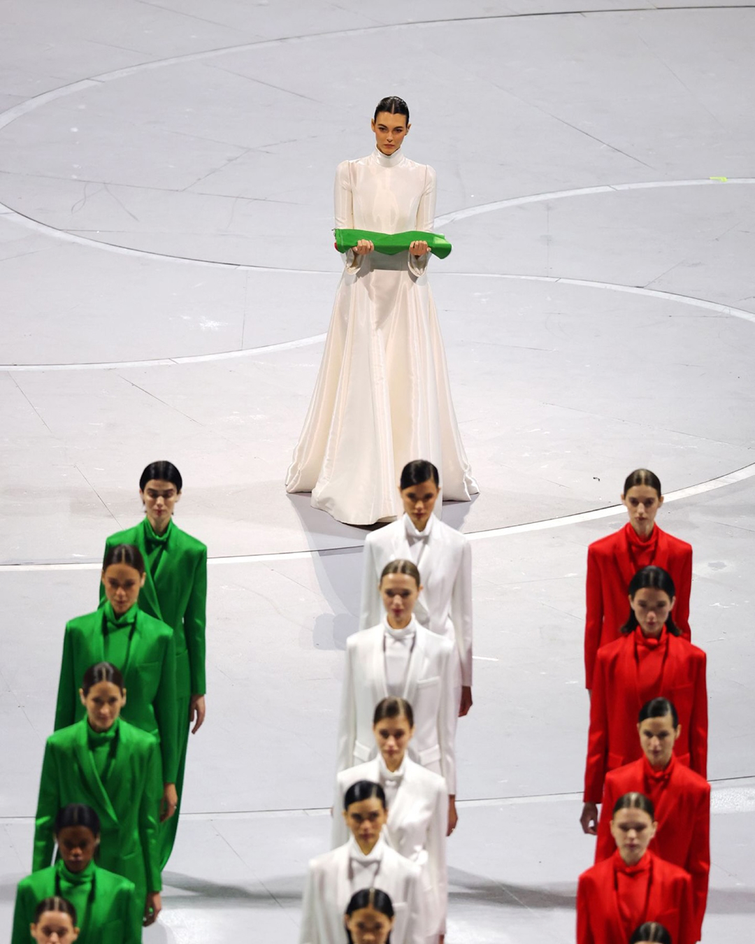 조르지오 아르마니를 기억하며🌷
2026 밀라노·코르티나담페초 동계올림픽 개막식에서 이탈리아의 패션 거장 조르지오 아르마니를 추모하는 세레머니가 펼쳐졌습니다.
이탈리아를 상징하는 초록, 하양, 빨강 3색의 우아하고 단색적인 조르지오 아르마니 수트를 입은 60여 명의 모델이 모여 이탈리아 국기를 형상화했습니다. 또한 이탈리아 모델 비토리아 세레티와 가수 라우라 파우지니는 조르지오 아르마니 프리베의 커스텀 드레스를 착용한 모습을 보여줬습니다.
비토리아는 단아한 화이트 드레스를 입고 이탈리아 국기를 의장대에 전달했으며, 라우라는 진주와 크리스털 장식의 블랙 하이넥 드레스를 착용한 채 이탈리아 국가를 열창했습니다.
단결, 우아함 그리고 이탈리아의 탁월함이 한데 어우러진 순간은 전 세계와 함께 공유되었습니다. 이미지2