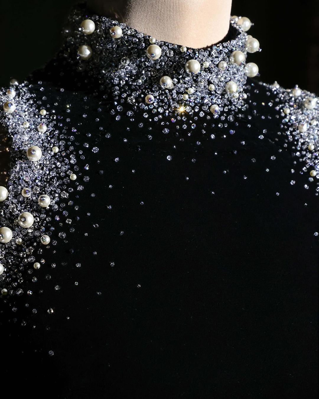 조르지오 아르마니를 기억하며🌷
2026 밀라노·코르티나담페초 동계올림픽 개막식에서 이탈리아의 패션 거장 조르지오 아르마니를 추모하는 세레머니가 펼쳐졌습니다.
이탈리아를 상징하는 초록, 하양, 빨강 3색의 우아하고 단색적인 조르지오 아르마니 수트를 입은 60여 명의 모델이 모여 이탈리아 국기를 형상화했습니다. 또한 이탈리아 모델 비토리아 세레티와 가수 라우라 파우지니는 조르지오 아르마니 프리베의 커스텀 드레스를 착용한 모습을 보여줬습니다.
비토리아는 단아한 화이트 드레스를 입고 이탈리아 국기를 의장대에 전달했으며, 라우라는 진주와 크리스털 장식의 블랙 하이넥 드레스를 착용한 채 이탈리아 국가를 열창했습니다.
단결, 우아함 그리고 이탈리아의 탁월함이 한데 어우러진 순간은 전 세계와 함께 공유되었습니다. 이미지8