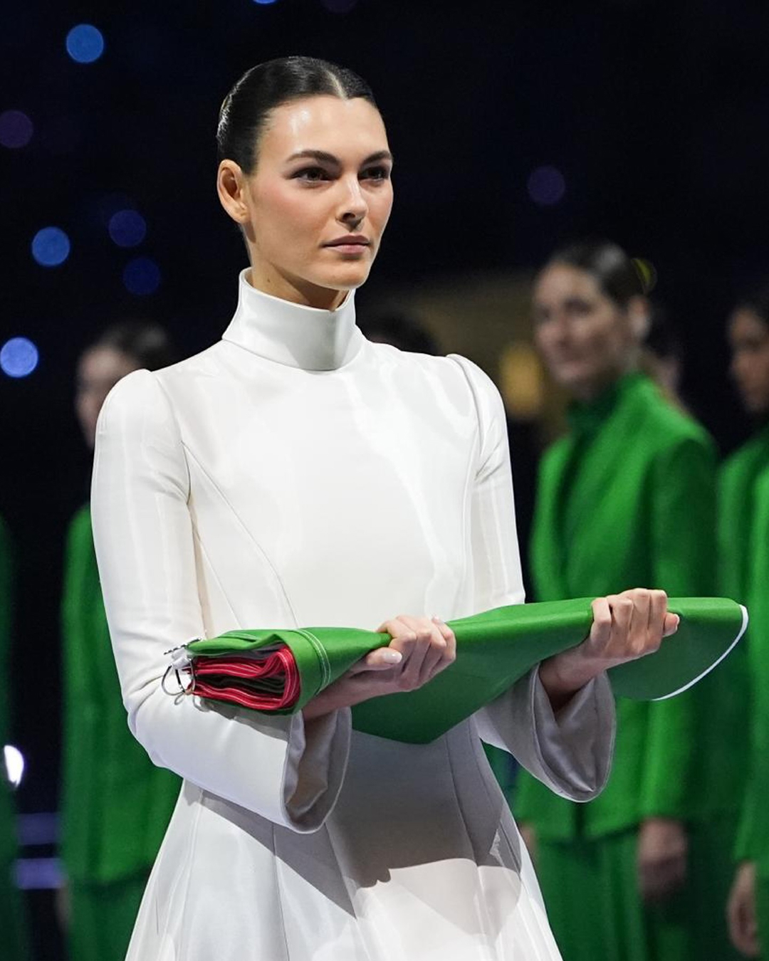 조르지오 아르마니를 기억하며🌷
2026 밀라노·코르티나담페초 동계올림픽 개막식에서 이탈리아의 패션 거장 조르지오 아르마니를 추모하는 세레머니가 펼쳐졌습니다.
이탈리아를 상징하는 초록, 하양, 빨강 3색의 우아하고 단색적인 조르지오 아르마니 수트를 입은 60여 명의 모델이 모여 이탈리아 국기를 형상화했습니다. 또한 이탈리아 모델 비토리아 세레티와 가수 라우라 파우지니는 조르지오 아르마니 프리베의 커스텀 드레스를 착용한 모습을 보여줬습니다.
비토리아는 단아한 화이트 드레스를 입고 이탈리아 국기를 의장대에 전달했으며, 라우라는 진주와 크리스털 장식의 블랙 하이넥 드레스를 착용한 채 이탈리아 국가를 열창했습니다.
단결, 우아함 그리고 이탈리아의 탁월함이 한데 어우러진 순간은 전 세계와 함께 공유되었습니다. 이미지3