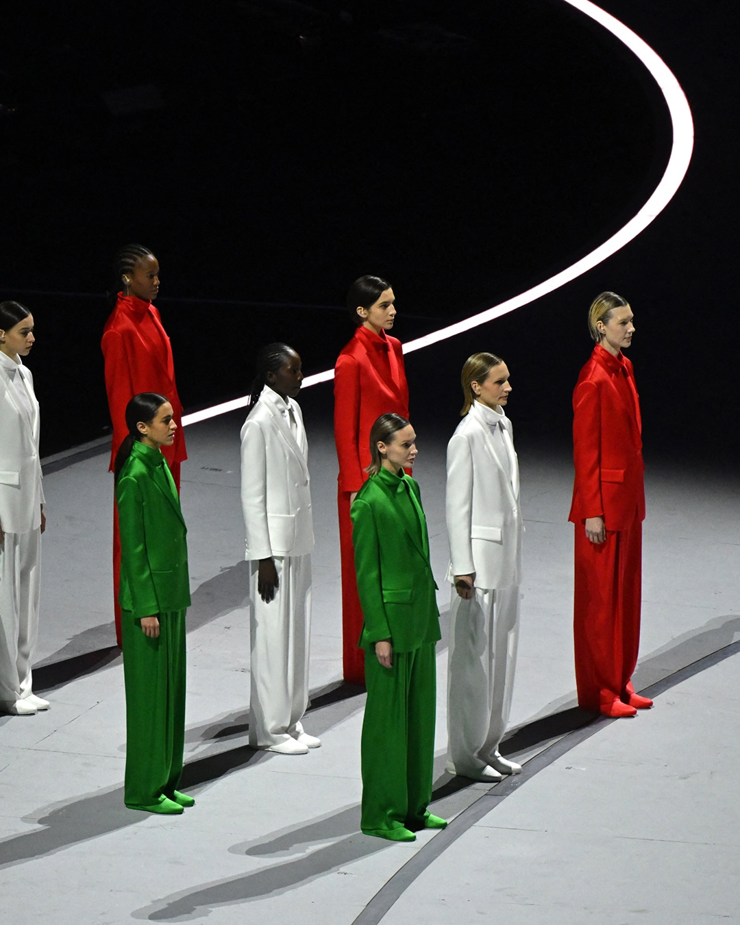 조르지오 아르마니를 기억하며🌷
2026 밀라노·코르티나담페초 동계올림픽 개막식에서 이탈리아의 패션 거장 조르지오 아르마니를 추모하는 세레머니가 펼쳐졌습니다.
이탈리아를 상징하는 초록, 하양, 빨강 3색의 우아하고 단색적인 조르지오 아르마니 수트를 입은 60여 명의 모델이 모여 이탈리아 국기를 형상화했습니다. 또한 이탈리아 모델 비토리아 세레티와 가수 라우라 파우지니는 조르지오 아르마니 프리베의 커스텀 드레스를 착용한 모습을 보여줬습니다.
비토리아는 단아한 화이트 드레스를 입고 이탈리아 국기를 의장대에 전달했으며, 라우라는 진주와 크리스털 장식의 블랙 하이넥 드레스를 착용한 채 이탈리아 국가를 열창했습니다.
단결, 우아함 그리고 이탈리아의 탁월함이 한데 어우러진 순간은 전 세계와 함께 공유되었습니다. 이미지9