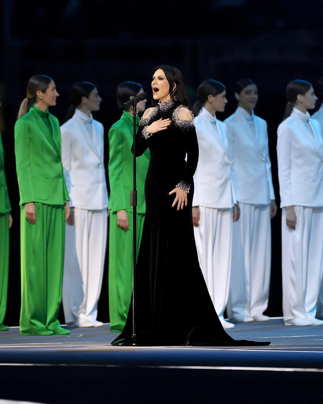 조르지오 아르마니를 기억하며🌷
2026 밀라노·코르티나담페초 동계올림픽 개막식에서 이탈리아의 패션 거장 조르지오 아르마니를 추모하는 세레머니가 펼쳐졌습니다.
이탈리아를 상징하는 초록, 하양, 빨강 3색의 우아하고 단색적인 조르지오 아르마니 수트를 입은 60여 명의 모델이 모여 이탈리아 국기를 형상화했습니다. 또한 이탈리아 모델 비토리아 세레티와 가수 라우라 파우지니는 조르지오 아르마니 프리베의 커스텀 드레스를 착용한 모습을 보여줬습니다.
비토리아는 단아한 화이트 드레스를 입고 이탈리아 국기를 의장대에 전달했으며, 라우라는 진주와 크리스털 장식의 블랙 하이넥 드레스를 착용한 채 이탈리아 국가를 열창했습니다.
단결, 우아함 그리고 이탈리아의 탁월함이 한데 어우러진 순간은 전 세계와 함께 공유되었습니다. 이미지6