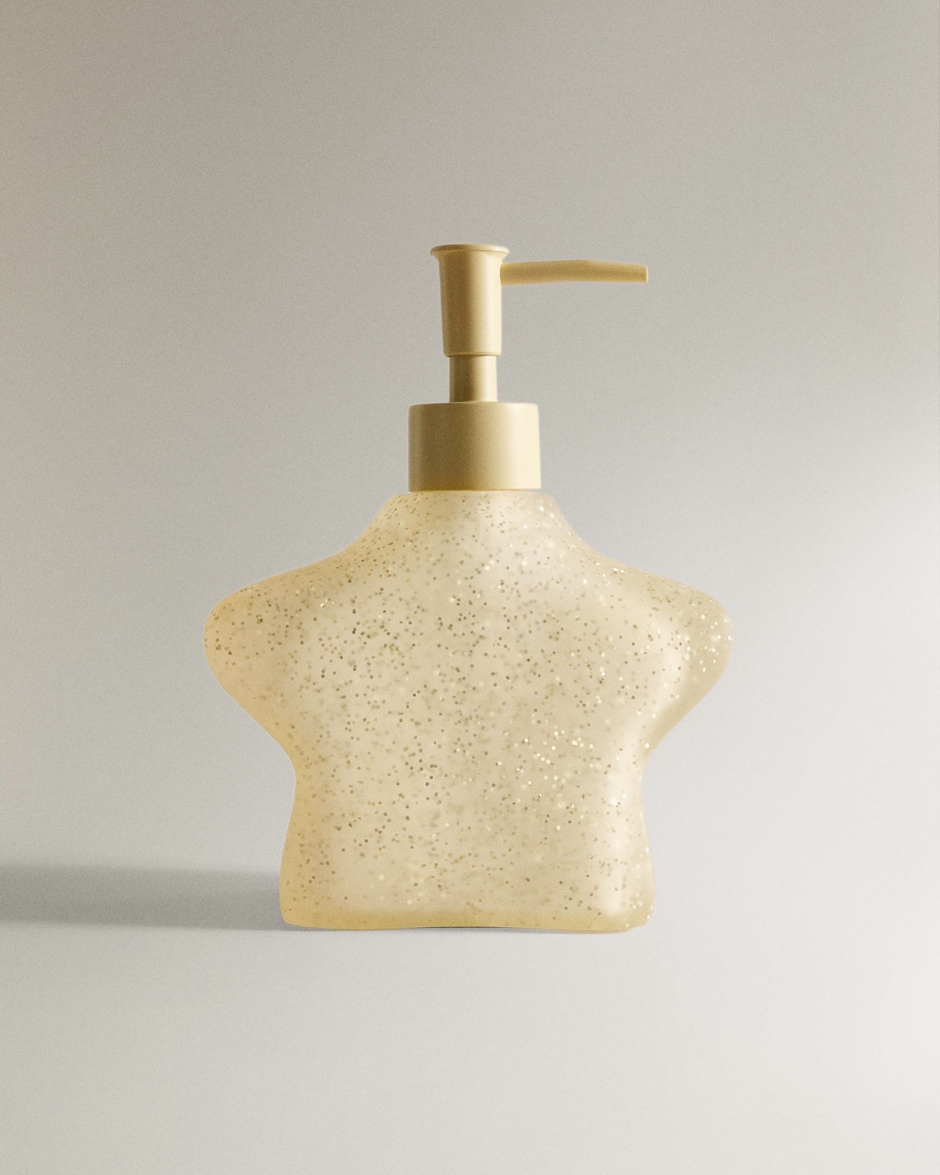 오브제 하나로 공간이 달라져☁️
취향 저격 자라홈 추천템 모아보기🏡🤍
자라홈에서 나온 소품들, 집 꾸미기 좋아하는 사람이라면 그냥 지나치기 힘들죠. 구름이나 별 모양에 은은한 컬러를 더해 오브제처럼 두기 좋고, 조명이나 데코 아이템까지 전부 공간 분위기를 살려주는 디자인이 눈에 띄는데요. 미니멀한 인테리어를 좋아하는 사람들에게 특히 잘 어울립니다.
자라홈은 비교적 부담 없는 가격대라 자취방 꾸미기를 시작한 사람들에게도 추천할 만합니다. 큰 가구 없이도 소품 몇 개만으로 분위기 전환하기 좋으니, 자라홈 아이템을 참고해보세요. 이미지4