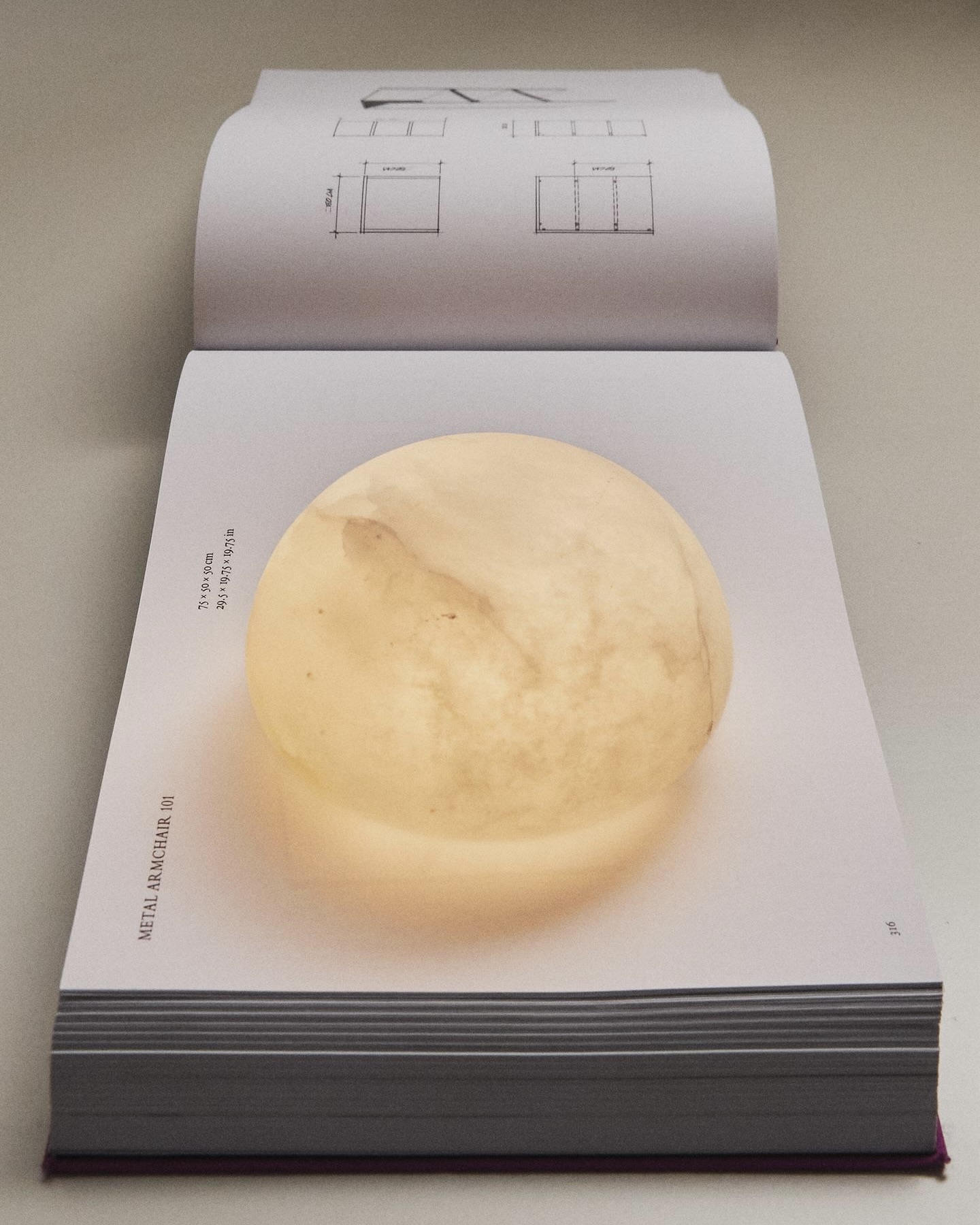 오브제 하나로 공간이 달라져☁️
취향 저격 자라홈 추천템 모아보기🏡🤍
자라홈에서 나온 소품들, 집 꾸미기 좋아하는 사람이라면 그냥 지나치기 힘들죠. 구름이나 별 모양에 은은한 컬러를 더해 오브제처럼 두기 좋고, 조명이나 데코 아이템까지 전부 공간 분위기를 살려주는 디자인이 눈에 띄는데요. 미니멀한 인테리어를 좋아하는 사람들에게 특히 잘 어울립니다.
자라홈은 비교적 부담 없는 가격대라 자취방 꾸미기를 시작한 사람들에게도 추천할 만합니다. 큰 가구 없이도 소품 몇 개만으로 분위기 전환하기 좋으니, 자라홈 아이템을 참고해보세요. 이미지3