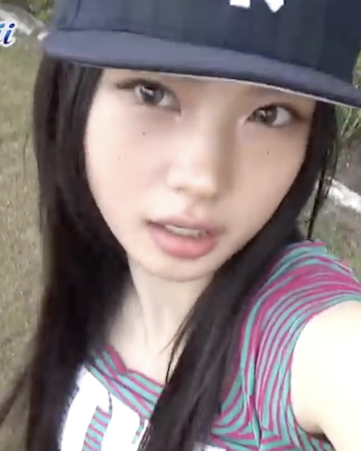 2000년대생이 말아주는 Y2K💿 빠져나올 수 없는 키키의 젠지 무드🩵💫 키키가 신곡 404 (New Era)로 컴백하며 화제를 모으고 있습니다. 이번 곡은 하우스 장르에 Y2K 무드를 더했는데요. 2000년대생인 키키 멤버들이 재현해낸 Y2K 감성이라 더욱 신선하게 다가옵니다. 로우 라이즈 팬츠와 컬러 포인트 아이템까지 더해져 스타일링에서도 더욱 눈길을 끌고 있죠. 특히 최근 공개된 스페셜 뮤직비디오는 저화질 화면과 화상캠 로고로 Y2K 감성을 자극하며, 기존 뮤직비디오와는 또 다른 매력을 더합니다. 키키가 보여주는 404의 Y2K 무드, 지금 바로 확인해보세요. 이미지