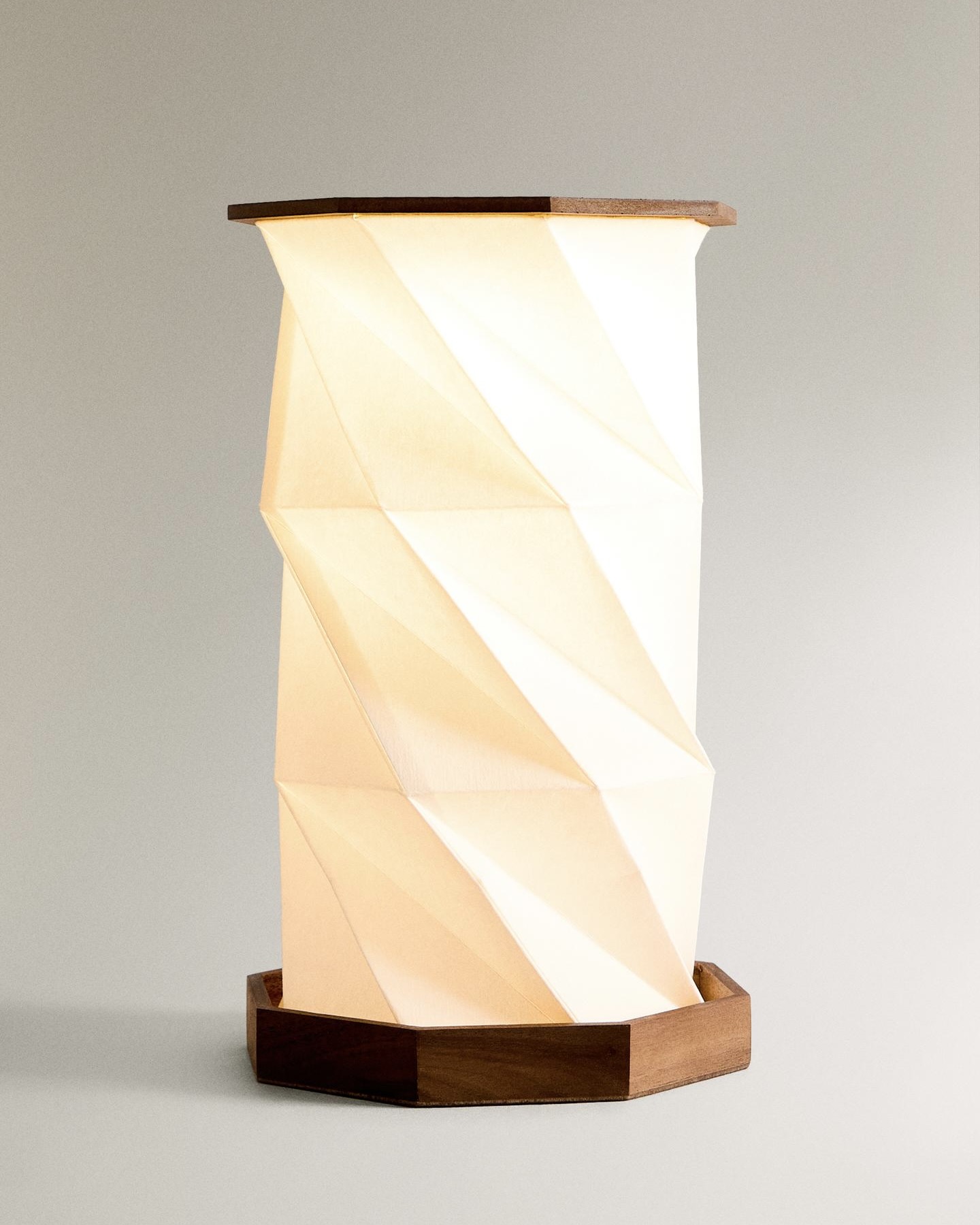 오브제 하나로 공간이 달라져☁️
취향 저격 자라홈 추천템 모아보기🏡🤍
자라홈에서 나온 소품들, 집 꾸미기 좋아하는 사람이라면 그냥 지나치기 힘들죠. 구름이나 별 모양에 은은한 컬러를 더해 오브제처럼 두기 좋고, 조명이나 데코 아이템까지 전부 공간 분위기를 살려주는 디자인이 눈에 띄는데요. 미니멀한 인테리어를 좋아하는 사람들에게 특히 잘 어울립니다.
자라홈은 비교적 부담 없는 가격대라 자취방 꾸미기를 시작한 사람들에게도 추천할 만합니다. 큰 가구 없이도 소품 몇 개만으로 분위기 전환하기 좋으니, 자라홈 아이템을 참고해보세요. 이미지2