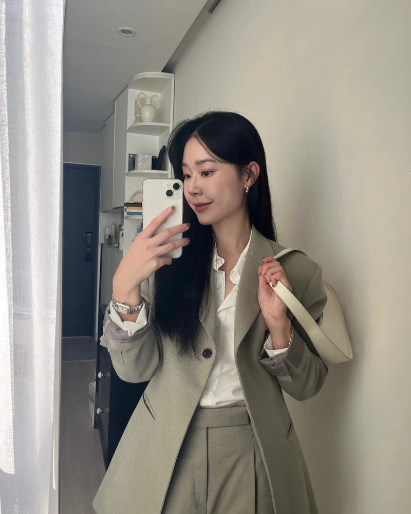 결혼식 시즌, 실용적인 선택은?🔍
셔츠로 베이스 잡고, 레이어링으로 완성하는 하객룩 공식🧚🏻🤍
봄과 함께 찾아오는 결혼식 시즌, 하객룩 고민도 깊어집니다. 이럴 때 셔츠는 단정함과 세련됨을 담아낸 핵심 아이템입니다. 화이트 셔츠만으로도 충분히 깔끔하고, 니트나 가디건과 레이어링 하면 미니멀하면서도 스타일리시한 무드를 완성할 수 있습니다.
조금 더 감각적인 연출을 원한다면 원피스에 셔츠를 레이어드하거나 재킷과 매치해 보세요. 단정한 실루엣이 더해져 포멀한 분위기를 살릴 수 있습니다. 올봄, 셔츠 스타일링으로 어떤 자리에서도 센스 있는 하객룩을 완성해 보세요. 이미지1