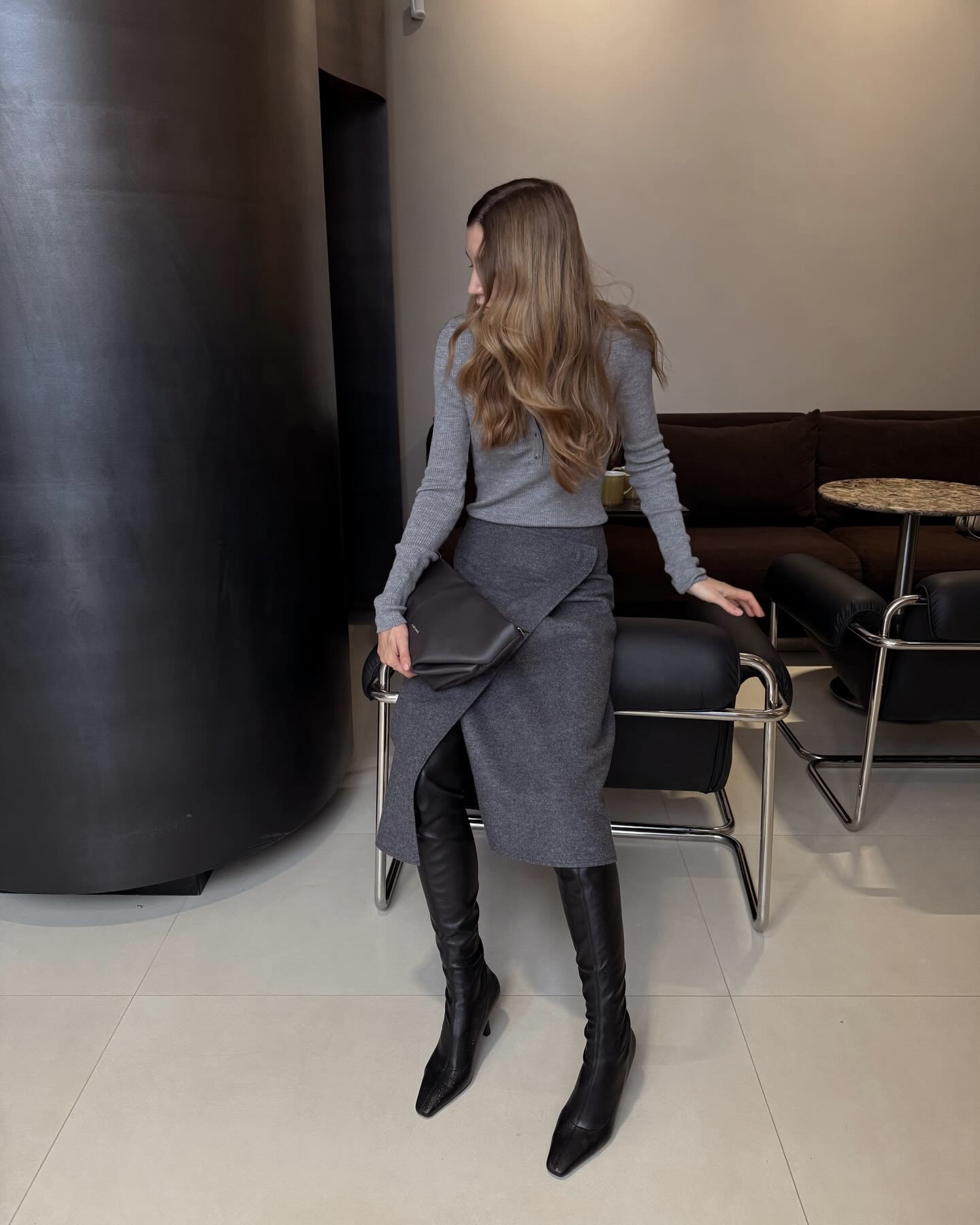 애매한 기장일수록 더 예뻐🌷
기장 고민 끝! 고민될 땐 미디 스커트가 답이야🩶🤍
롱은 답답하고, 미니는 부담스러울 땐 과하지 않은 미디 스커트 어떠세요? 미디 스커트는 무릎 아래부터 종아리 중간 정도로 떨어지는 기장이라 실루엣이 깔끔하게 정리되고, 단정한 분위기까지 챙기기 좋습니다. 니트나 블라우스에 매치하면 바로 출근룩처럼 정돈돼 보이죠.
재킷에 가볍게 매치해 캐주얼하게 입을 수도 있습니다. 운동화나 플랫 슈즈까지 선택 폭도 넓어서 데일리로 활용하기 좋은데요. 다가올 봄에 입을 미디스커트 코디법 참고해보세요. 이미지6