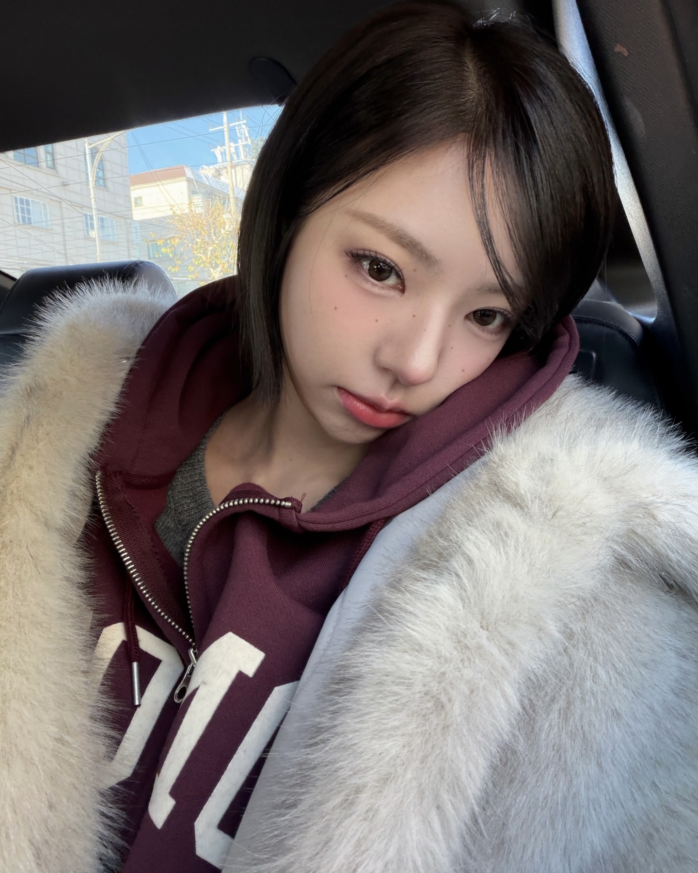 하나쯤 꼭 필요한 후드집업😉
매일 다른 매력으로 즐기는🖤✨김고은 후드 스타일 확인해봐
화제의 단발 여신 김고은은 사복 속 후드 집업으로 다양한 스타일링을 보여주는데요. 깔끔한 무지 후드집업은 트레이닝 팬츠와 셋업으로 캐주얼하게 연출하기 좋고, 아우터와 레이어링 하여 페미닌함을 중화시켜 꾸안꾸룩을 완성할 수 있습니다.
반면 레터링 후드집업은 단독으로도 포인트가 되어 룩에 생기를 더하기 좋습니다. 편안함과 실용성 모두 갖춘 후드집업은 늦겨울부터 봄까지 활용도가 높아 계절 변화에도 유용하며, 매일 다른 분위기를 연출하기 좋습니다. 이미지3