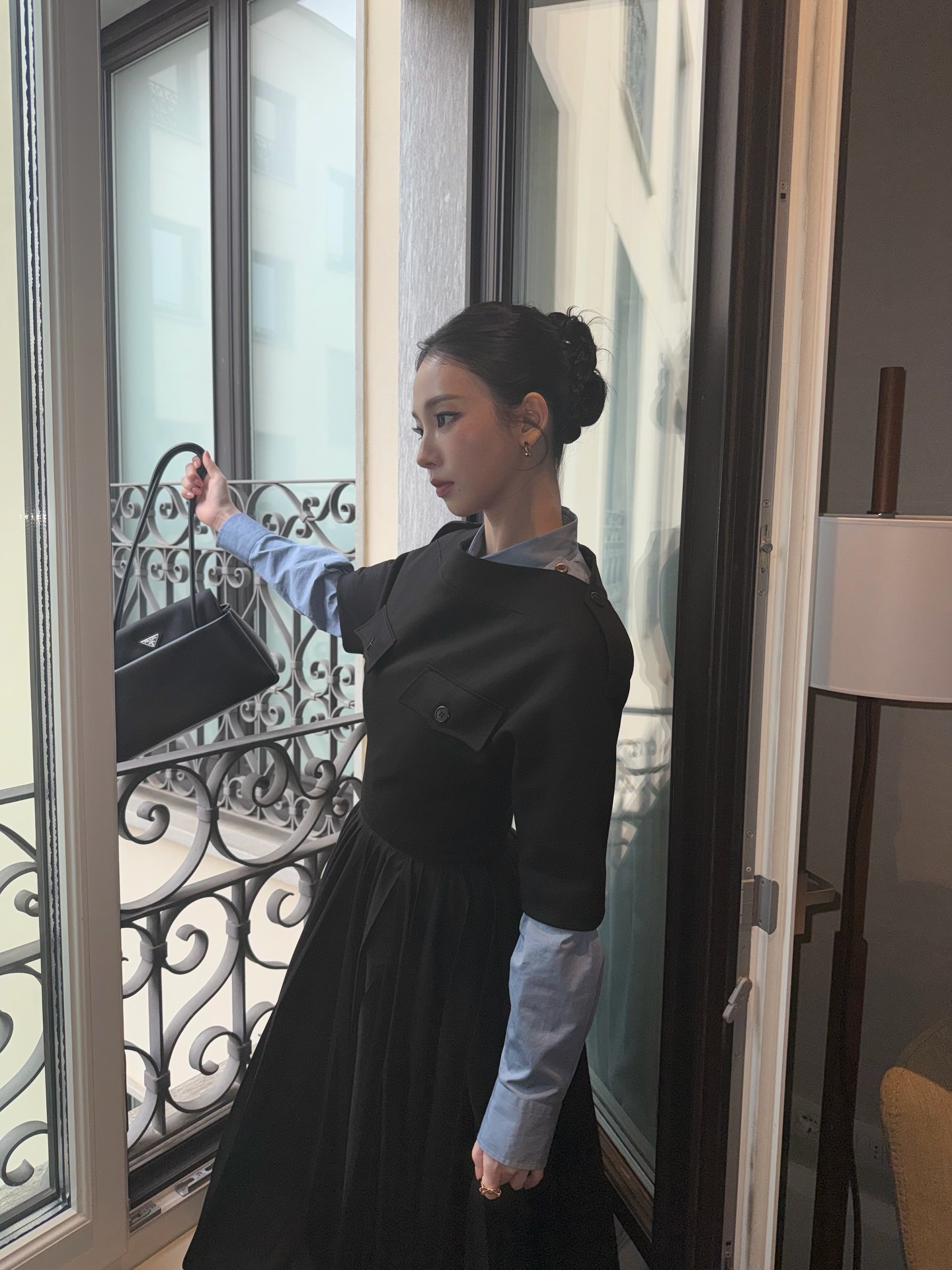 결혼식 시즌, 실용적인 선택은?🔍
셔츠로 베이스 잡고, 레이어링으로 완성하는 하객룩 공식🧚🏻🤍
봄과 함께 찾아오는 결혼식 시즌, 하객룩 고민도 깊어집니다. 이럴 때 셔츠는 단정함과 세련됨을 담아낸 핵심 아이템입니다. 화이트 셔츠만으로도 충분히 깔끔하고, 니트나 가디건과 레이어링 하면 미니멀하면서도 스타일리시한 무드를 완성할 수 있습니다.
조금 더 감각적인 연출을 원한다면 원피스에 셔츠를 레이어드하거나 재킷과 매치해 보세요. 단정한 실루엣이 더해져 포멀한 분위기를 살릴 수 있습니다. 올봄, 셔츠 스타일링으로 어떤 자리에서도 센스 있는 하객룩을 완성해 보세요. 이미지6