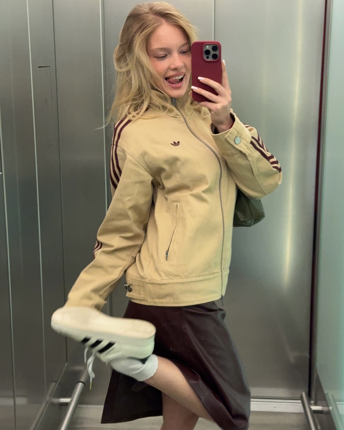 애매한 기장일수록 더 예뻐🌷
기장 고민 끝! 고민될 땐 미디 스커트가 답이야🩶🤍
롱은 답답하고, 미니는 부담스러울 땐 과하지 않은 미디 스커트 어떠세요? 미디 스커트는 무릎 아래부터 종아리 중간 정도로 떨어지는 기장이라 실루엣이 깔끔하게 정리되고, 단정한 분위기까지 챙기기 좋습니다. 니트나 블라우스에 매치하면 바로 출근룩처럼 정돈돼 보이죠.
재킷에 가볍게 매치해 캐주얼하게 입을 수도 있습니다. 운동화나 플랫 슈즈까지 선택 폭도 넓어서 데일리로 활용하기 좋은데요. 다가올 봄에 입을 미디스커트 코디법 참고해보세요. 이미지8