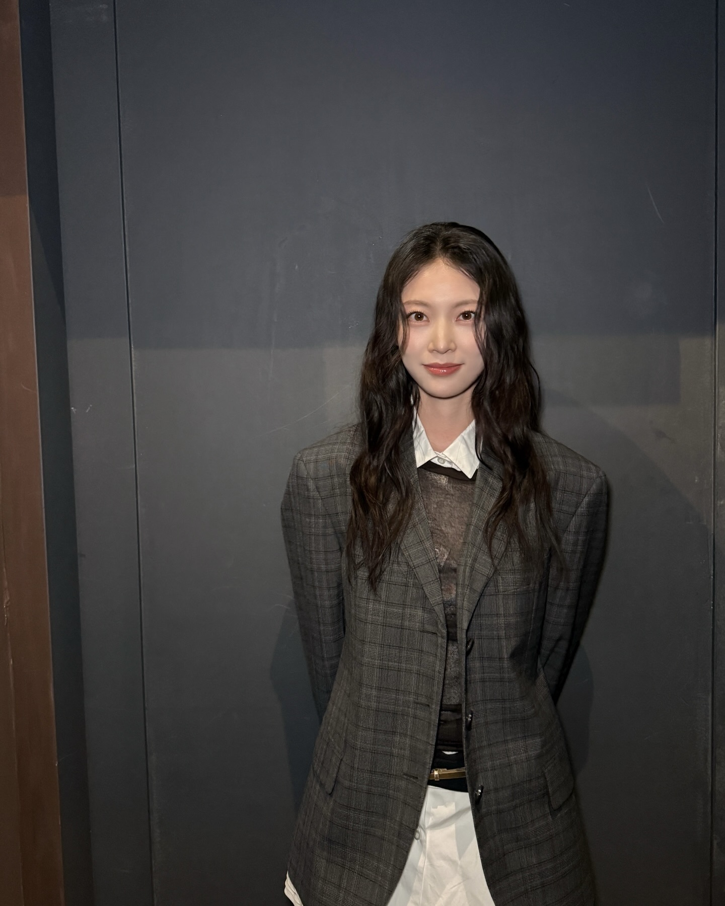 결혼식 시즌, 실용적인 선택은?🔍
셔츠로 베이스 잡고, 레이어링으로 완성하는 하객룩 공식🧚🏻🤍
봄과 함께 찾아오는 결혼식 시즌, 하객룩 고민도 깊어집니다. 이럴 때 셔츠는 단정함과 세련됨을 담아낸 핵심 아이템입니다. 화이트 셔츠만으로도 충분히 깔끔하고, 니트나 가디건과 레이어링 하면 미니멀하면서도 스타일리시한 무드를 완성할 수 있습니다.
조금 더 감각적인 연출을 원한다면 원피스에 셔츠를 레이어드하거나 재킷과 매치해 보세요. 단정한 실루엣이 더해져 포멀한 분위기를 살릴 수 있습니다. 올봄, 셔츠 스타일링으로 어떤 자리에서도 센스 있는 하객룩을 완성해 보세요. 이미지8