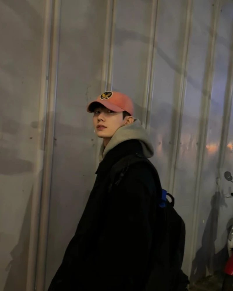 코트에 후드로 버틸 때🌪️ 이미지5