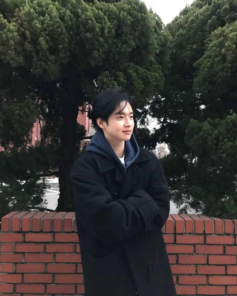 코트에 후드로 버틸 때🌪️ 이미지2