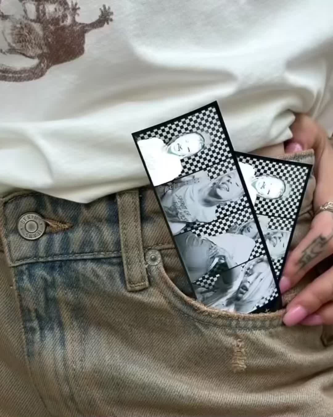 이젠 사진엔 부분 깜빡이 넣어😮 인스타 피드를 점령한 글리치 이펙트💫💖 같이 사꾸하자 최근 SNS에서 자주 보이는 반짝이 효과는 바로 글리치 이펙트입니다. 진 속 아이템에 하이라이트를 더해 시각적으로 눈길을 사로잡는 방식이죠. 실제로 누끼를 따서 만들 수 있지만, 간단하게 글리치 효과를 적용할 수 있는 앱도 많아져 누구나 손쉽게 만들 수 있습니다. 일상 속 사진을 조금 더 특별하게 만들고 싶다면, 글리치 이펙트를 시도해 보세요. 이미지