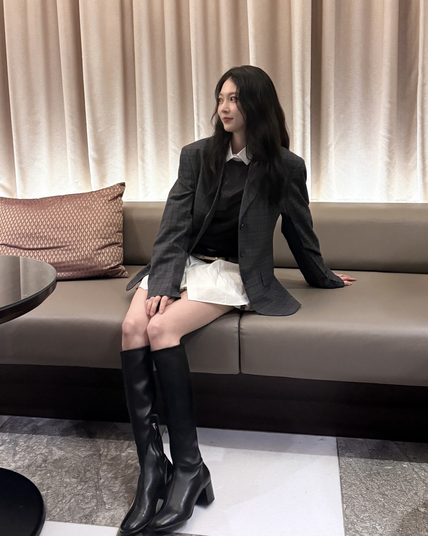 결혼식 시즌, 실용적인 선택은?🔍
셔츠로 베이스 잡고, 레이어링으로 완성하는 하객룩 공식🧚🏻🤍
봄과 함께 찾아오는 결혼식 시즌, 하객룩 고민도 깊어집니다. 이럴 때 셔츠는 단정함과 세련됨을 담아낸 핵심 아이템입니다. 화이트 셔츠만으로도 충분히 깔끔하고, 니트나 가디건과 레이어링 하면 미니멀하면서도 스타일리시한 무드를 완성할 수 있습니다.
조금 더 감각적인 연출을 원한다면 원피스에 셔츠를 레이어드하거나 재킷과 매치해 보세요. 단정한 실루엣이 더해져 포멀한 분위기를 살릴 수 있습니다. 올봄, 셔츠 스타일링으로 어떤 자리에서도 센스 있는 하객룩을 완성해 보세요. 이미지2