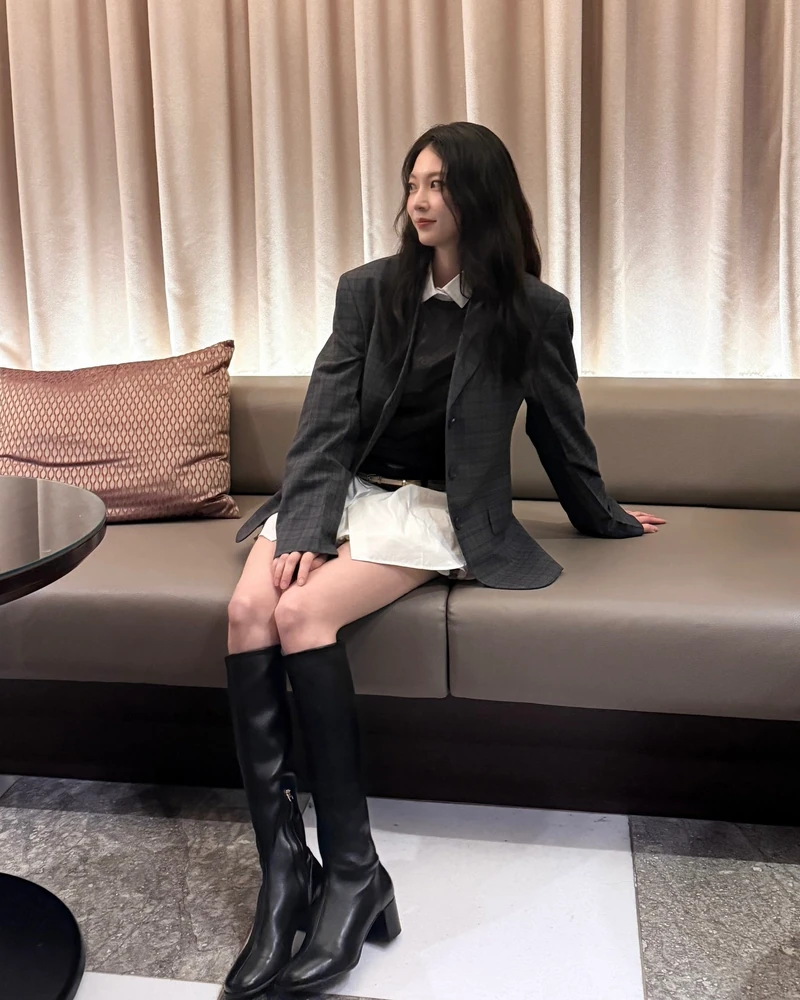 결혼식 시즌, 실용적인 선택은?🔍
셔츠로 베이스 잡고, 레이어링으로 완성하는 하객룩 공식🧚🏻🤍
봄과 함께 찾아오는 결혼식 시즌, 하객룩 고민도 깊어집니다. 이럴 때 셔츠는 단정함과 세련됨을 담아낸 핵심 아이템입니다. 화이트 셔츠만으로도 충분히 깔끔하고, 니트나 가디건과 레이어링 하면 미니멀하면서도 스타일리시한 무드를 완성할 수 있습니다.
조금 더 감각적인 연출을 원한다면 원피스에 셔츠를 레이어드하거나 재킷과 매치해 보세요. 단정한 실루엣이 더해져 포멀한 분위기를 살릴 수 있습니다. 올봄, 셔츠 스타일링으로 어떤 자리에서도 센스 있는 하객룩을 완성해 보세요. 이미지2
