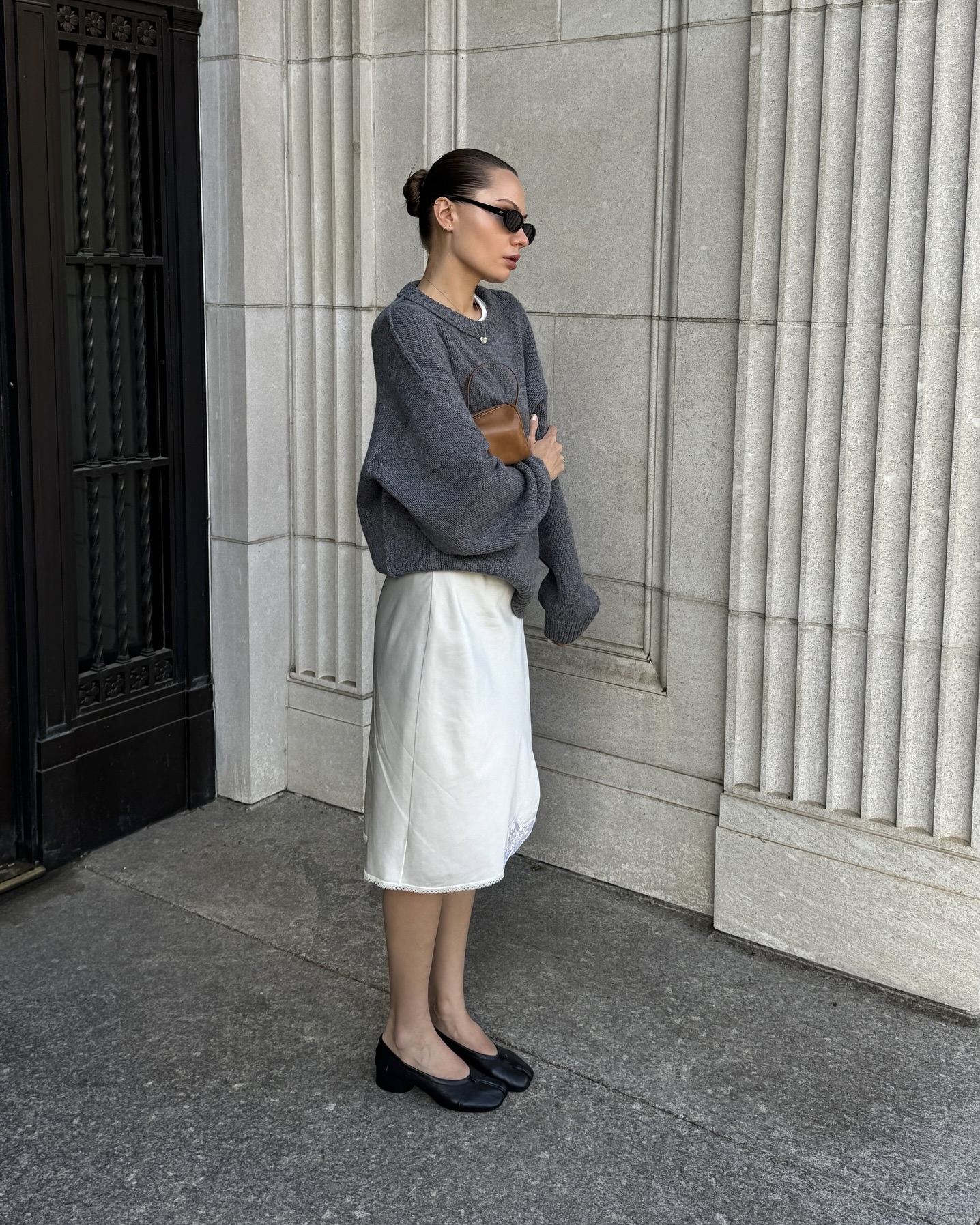 애매한 기장일수록 더 예뻐🌷
기장 고민 끝! 고민될 땐 미디 스커트가 답이야🩶🤍
롱은 답답하고, 미니는 부담스러울 땐 과하지 않은 미디 스커트 어떠세요? 미디 스커트는 무릎 아래부터 종아리 중간 정도로 떨어지는 기장이라 실루엣이 깔끔하게 정리되고, 단정한 분위기까지 챙기기 좋습니다. 니트나 블라우스에 매치하면 바로 출근룩처럼 정돈돼 보이죠.
재킷에 가볍게 매치해 캐주얼하게 입을 수도 있습니다. 운동화나 플랫 슈즈까지 선택 폭도 넓어서 데일리로 활용하기 좋은데요. 다가올 봄에 입을 미디스커트 코디법 참고해보세요. 이미지7