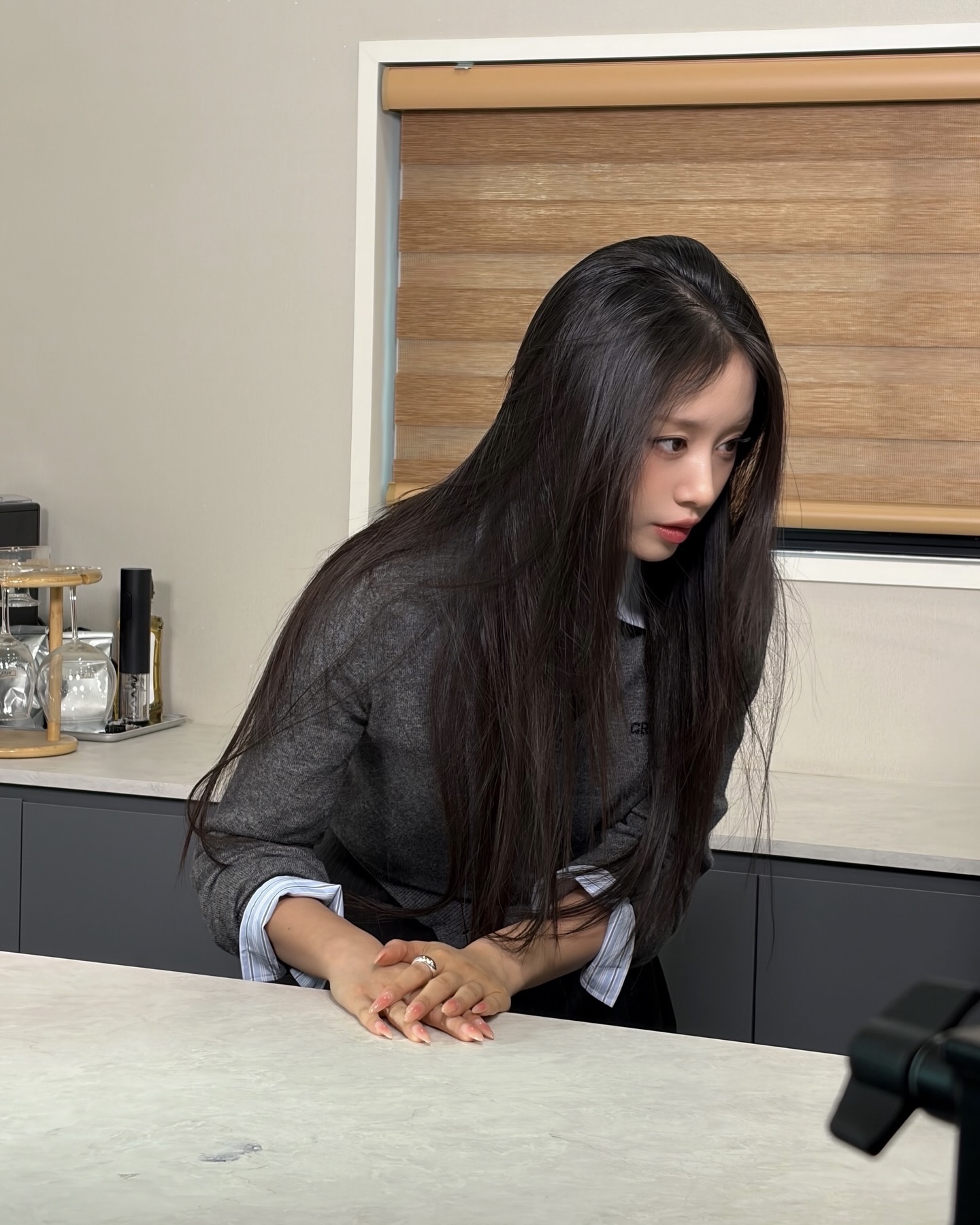 결혼식 시즌, 실용적인 선택은?🔍
셔츠로 베이스 잡고, 레이어링으로 완성하는 하객룩 공식🧚🏻🤍
봄과 함께 찾아오는 결혼식 시즌, 하객룩 고민도 깊어집니다. 이럴 때 셔츠는 단정함과 세련됨을 담아낸 핵심 아이템입니다. 화이트 셔츠만으로도 충분히 깔끔하고, 니트나 가디건과 레이어링 하면 미니멀하면서도 스타일리시한 무드를 완성할 수 있습니다.
조금 더 감각적인 연출을 원한다면 원피스에 셔츠를 레이어드하거나 재킷과 매치해 보세요. 단정한 실루엣이 더해져 포멀한 분위기를 살릴 수 있습니다. 올봄, 셔츠 스타일링으로 어떤 자리에서도 센스 있는 하객룩을 완성해 보세요. 이미지9