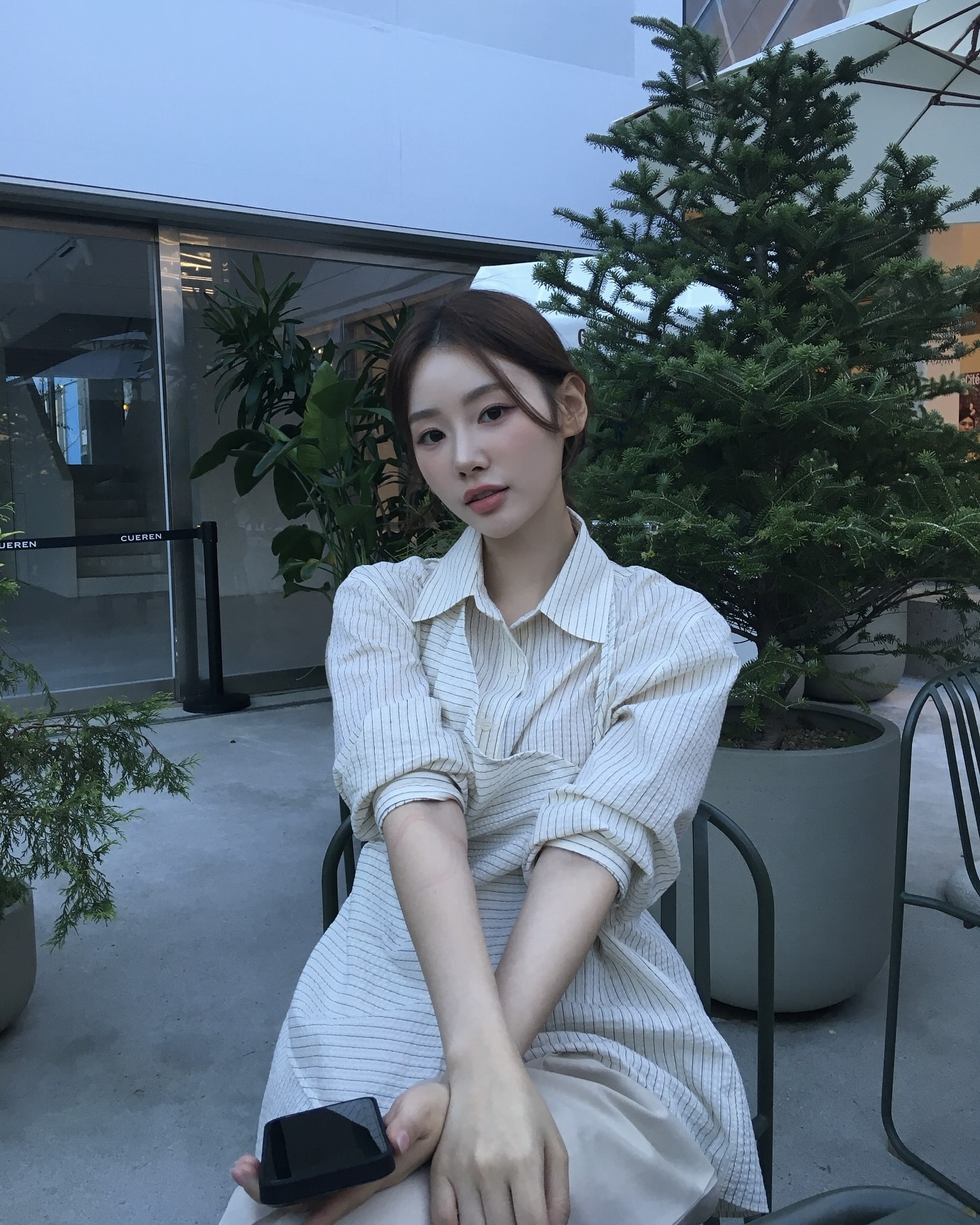 결혼식 시즌, 실용적인 선택은?🔍
셔츠로 베이스 잡고, 레이어링으로 완성하는 하객룩 공식🧚🏻🤍
봄과 함께 찾아오는 결혼식 시즌, 하객룩 고민도 깊어집니다. 이럴 때 셔츠는 단정함과 세련됨을 담아낸 핵심 아이템입니다. 화이트 셔츠만으로도 충분히 깔끔하고, 니트나 가디건과 레이어링 하면 미니멀하면서도 스타일리시한 무드를 완성할 수 있습니다.
조금 더 감각적인 연출을 원한다면 원피스에 셔츠를 레이어드하거나 재킷과 매치해 보세요. 단정한 실루엣이 더해져 포멀한 분위기를 살릴 수 있습니다. 올봄, 셔츠 스타일링으로 어떤 자리에서도 센스 있는 하객룩을 완성해 보세요. 이미지7