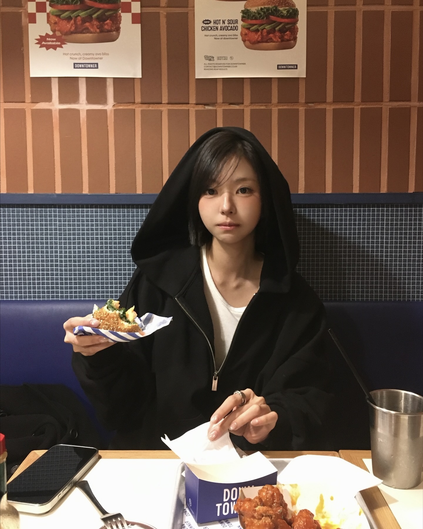 하나쯤 꼭 필요한 후드집업😉
매일 다른 매력으로 즐기는🖤✨김고은 후드 스타일 확인해봐
화제의 단발 여신 김고은은 사복 속 후드 집업으로 다양한 스타일링을 보여주는데요. 깔끔한 무지 후드집업은 트레이닝 팬츠와 셋업으로 캐주얼하게 연출하기 좋고, 아우터와 레이어링 하여 페미닌함을 중화시켜 꾸안꾸룩을 완성할 수 있습니다.
반면 레터링 후드집업은 단독으로도 포인트가 되어 룩에 생기를 더하기 좋습니다. 편안함과 실용성 모두 갖춘 후드집업은 늦겨울부터 봄까지 활용도가 높아 계절 변화에도 유용하며, 매일 다른 분위기를 연출하기 좋습니다. 이미지2