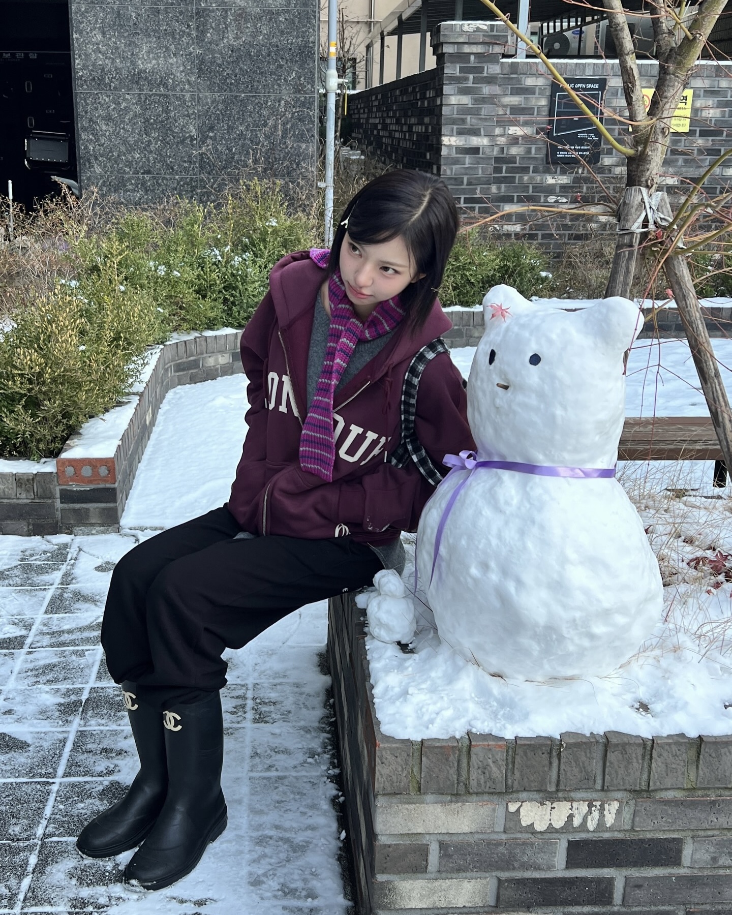 하나쯤 꼭 필요한 후드집업😉
매일 다른 매력으로 즐기는🖤✨김고은 후드 스타일 확인해봐
화제의 단발 여신 김고은은 사복 속 후드 집업으로 다양한 스타일링을 보여주는데요. 깔끔한 무지 후드집업은 트레이닝 팬츠와 셋업으로 캐주얼하게 연출하기 좋고, 아우터와 레이어링 하여 페미닌함을 중화시켜 꾸안꾸룩을 완성할 수 있습니다.
반면 레터링 후드집업은 단독으로도 포인트가 되어 룩에 생기를 더하기 좋습니다. 편안함과 실용성 모두 갖춘 후드집업은 늦겨울부터 봄까지 활용도가 높아 계절 변화에도 유용하며, 매일 다른 분위기를 연출하기 좋습니다. 이미지6