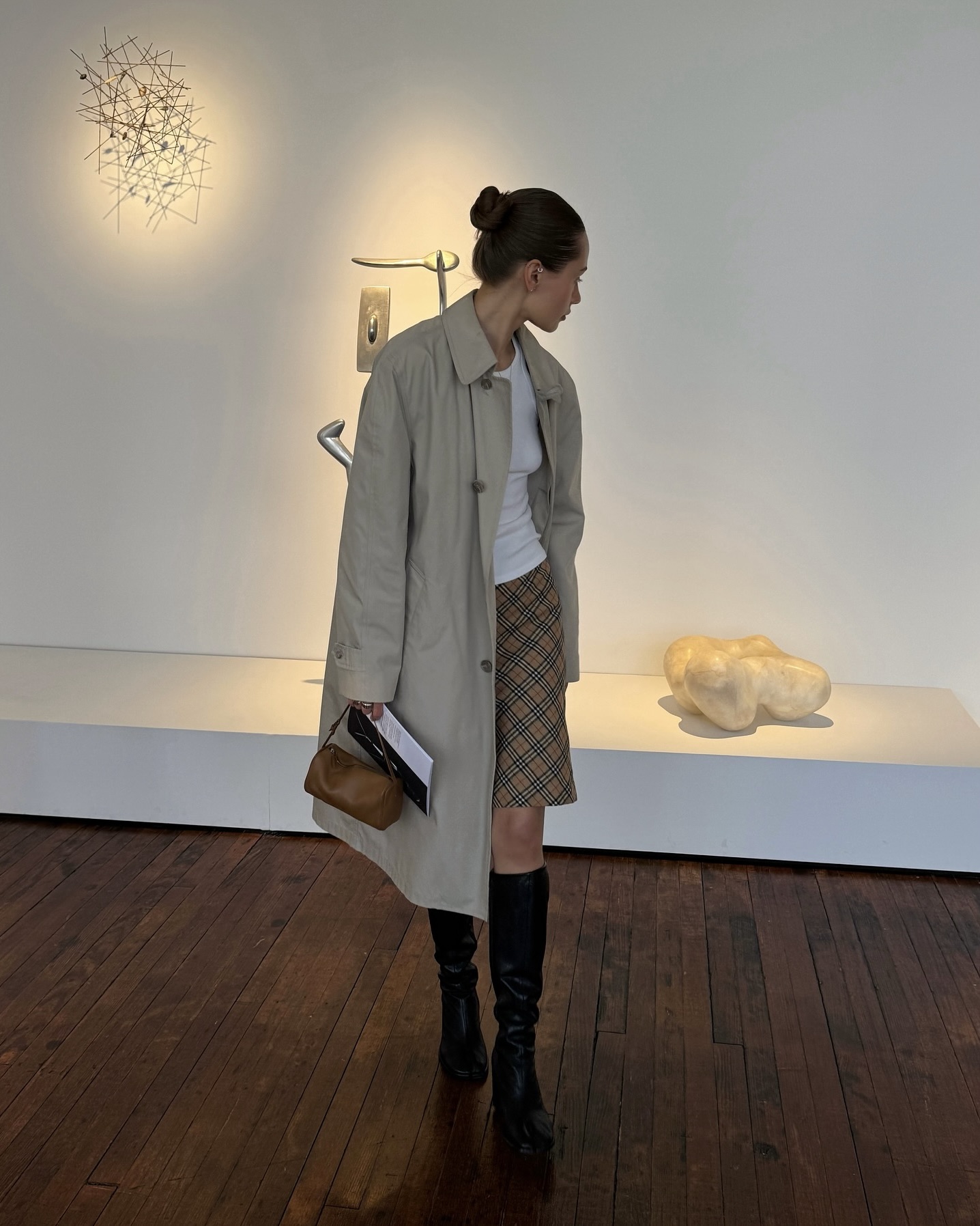 애매한 기장일수록 더 예뻐🌷
기장 고민 끝! 고민될 땐 미디 스커트가 답이야🩶🤍
롱은 답답하고, 미니는 부담스러울 땐 과하지 않은 미디 스커트 어떠세요? 미디 스커트는 무릎 아래부터 종아리 중간 정도로 떨어지는 기장이라 실루엣이 깔끔하게 정리되고, 단정한 분위기까지 챙기기 좋습니다. 니트나 블라우스에 매치하면 바로 출근룩처럼 정돈돼 보이죠.
재킷에 가볍게 매치해 캐주얼하게 입을 수도 있습니다. 운동화나 플랫 슈즈까지 선택 폭도 넓어서 데일리로 활용하기 좋은데요. 다가올 봄에 입을 미디스커트 코디법 참고해보세요. 이미지4