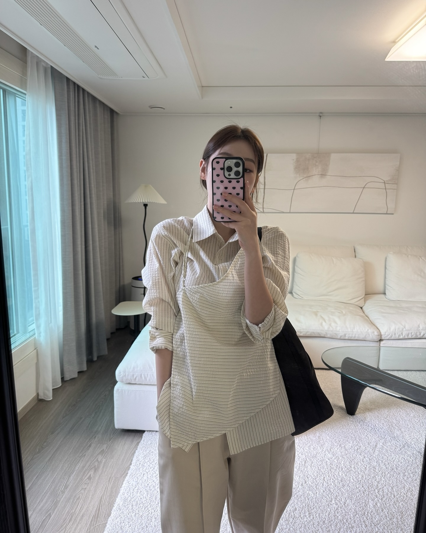 결혼식 시즌, 실용적인 선택은?🔍
셔츠로 베이스 잡고, 레이어링으로 완성하는 하객룩 공식🧚🏻🤍
봄과 함께 찾아오는 결혼식 시즌, 하객룩 고민도 깊어집니다. 이럴 때 셔츠는 단정함과 세련됨을 담아낸 핵심 아이템입니다. 화이트 셔츠만으로도 충분히 깔끔하고, 니트나 가디건과 레이어링 하면 미니멀하면서도 스타일리시한 무드를 완성할 수 있습니다.
조금 더 감각적인 연출을 원한다면 원피스에 셔츠를 레이어드하거나 재킷과 매치해 보세요. 단정한 실루엣이 더해져 포멀한 분위기를 살릴 수 있습니다. 올봄, 셔츠 스타일링으로 어떤 자리에서도 센스 있는 하객룩을 완성해 보세요. 이미지4