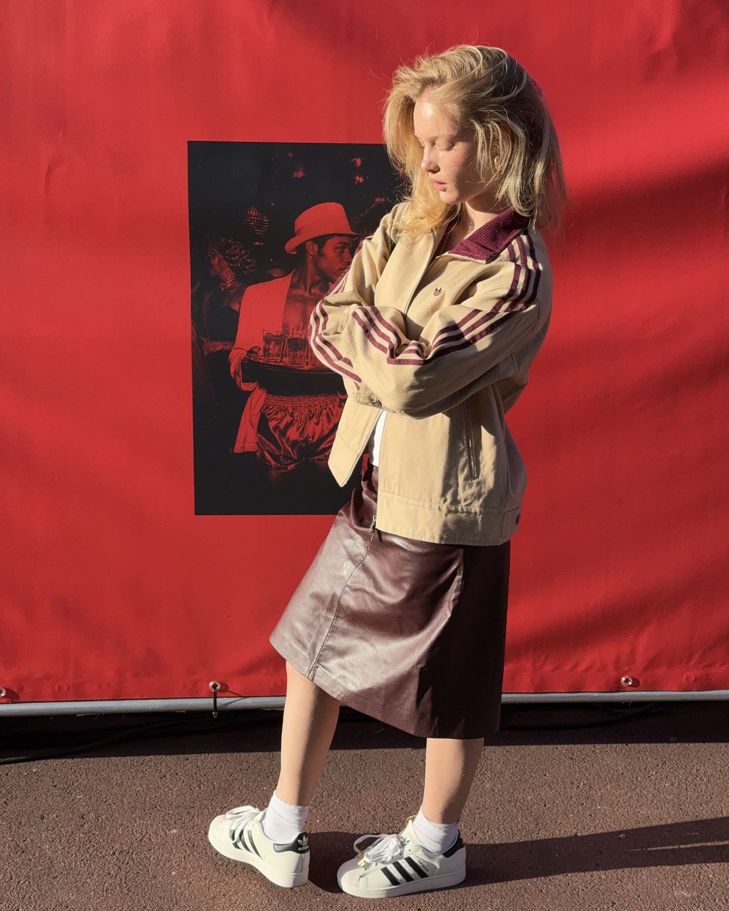 애매한 기장일수록 더 예뻐🌷
기장 고민 끝! 고민될 땐 미디 스커트가 답이야🩶🤍
롱은 답답하고, 미니는 부담스러울 땐 과하지 않은 미디 스커트 어떠세요? 미디 스커트는 무릎 아래부터 종아리 중간 정도로 떨어지는 기장이라 실루엣이 깔끔하게 정리되고, 단정한 분위기까지 챙기기 좋습니다. 니트나 블라우스에 매치하면 바로 출근룩처럼 정돈돼 보이죠.
재킷에 가볍게 매치해 캐주얼하게 입을 수도 있습니다. 운동화나 플랫 슈즈까지 선택 폭도 넓어서 데일리로 활용하기 좋은데요. 다가올 봄에 입을 미디스커트 코디법 참고해보세요. 이미지10