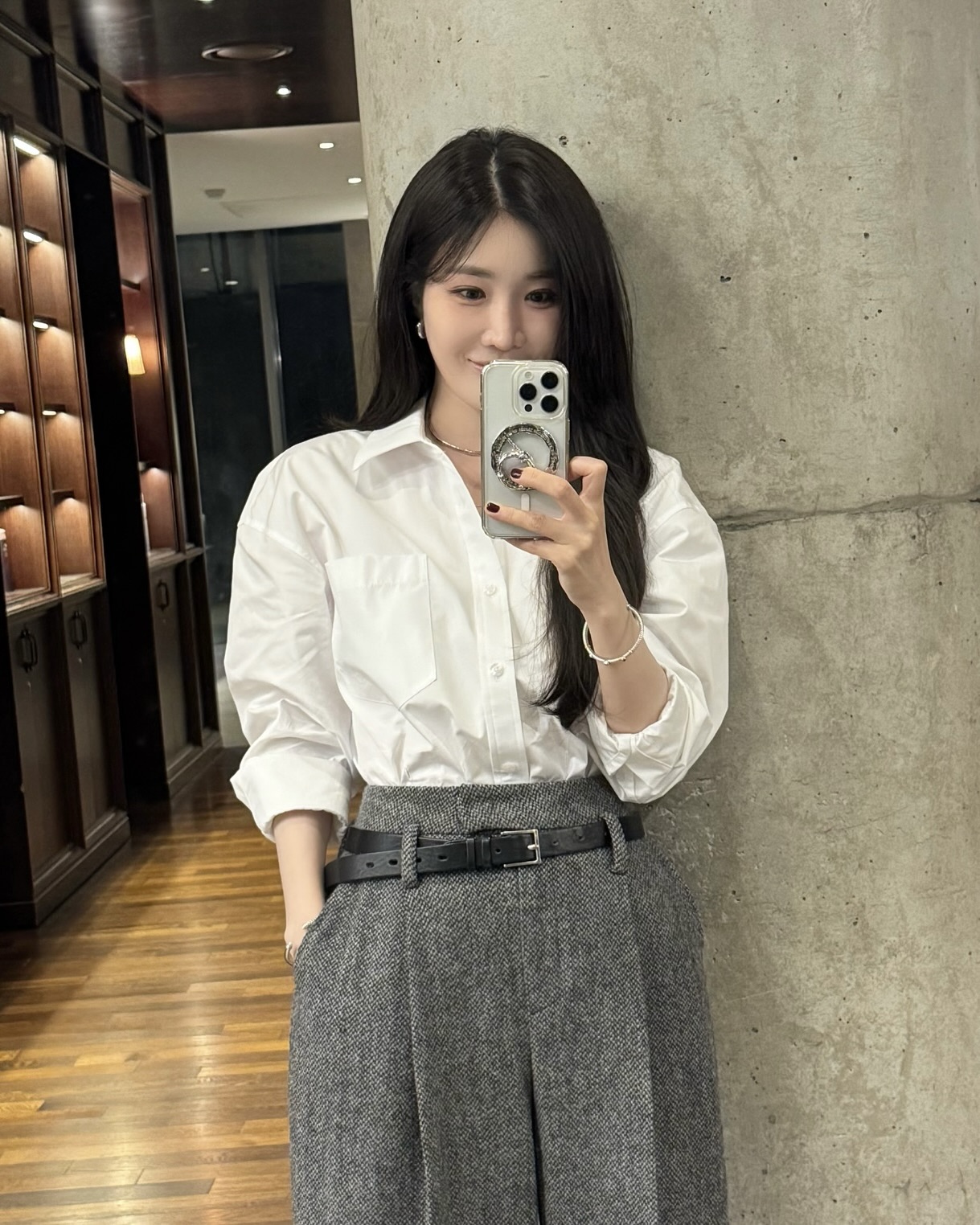 결혼식 시즌, 실용적인 선택은?🔍
셔츠로 베이스 잡고, 레이어링으로 완성하는 하객룩 공식🧚🏻🤍
봄과 함께 찾아오는 결혼식 시즌, 하객룩 고민도 깊어집니다. 이럴 때 셔츠는 단정함과 세련됨을 담아낸 핵심 아이템입니다. 화이트 셔츠만으로도 충분히 깔끔하고, 니트나 가디건과 레이어링 하면 미니멀하면서도 스타일리시한 무드를 완성할 수 있습니다.
조금 더 감각적인 연출을 원한다면 원피스에 셔츠를 레이어드하거나 재킷과 매치해 보세요. 단정한 실루엣이 더해져 포멀한 분위기를 살릴 수 있습니다. 올봄, 셔츠 스타일링으로 어떤 자리에서도 센스 있는 하객룩을 완성해 보세요. 이미지3