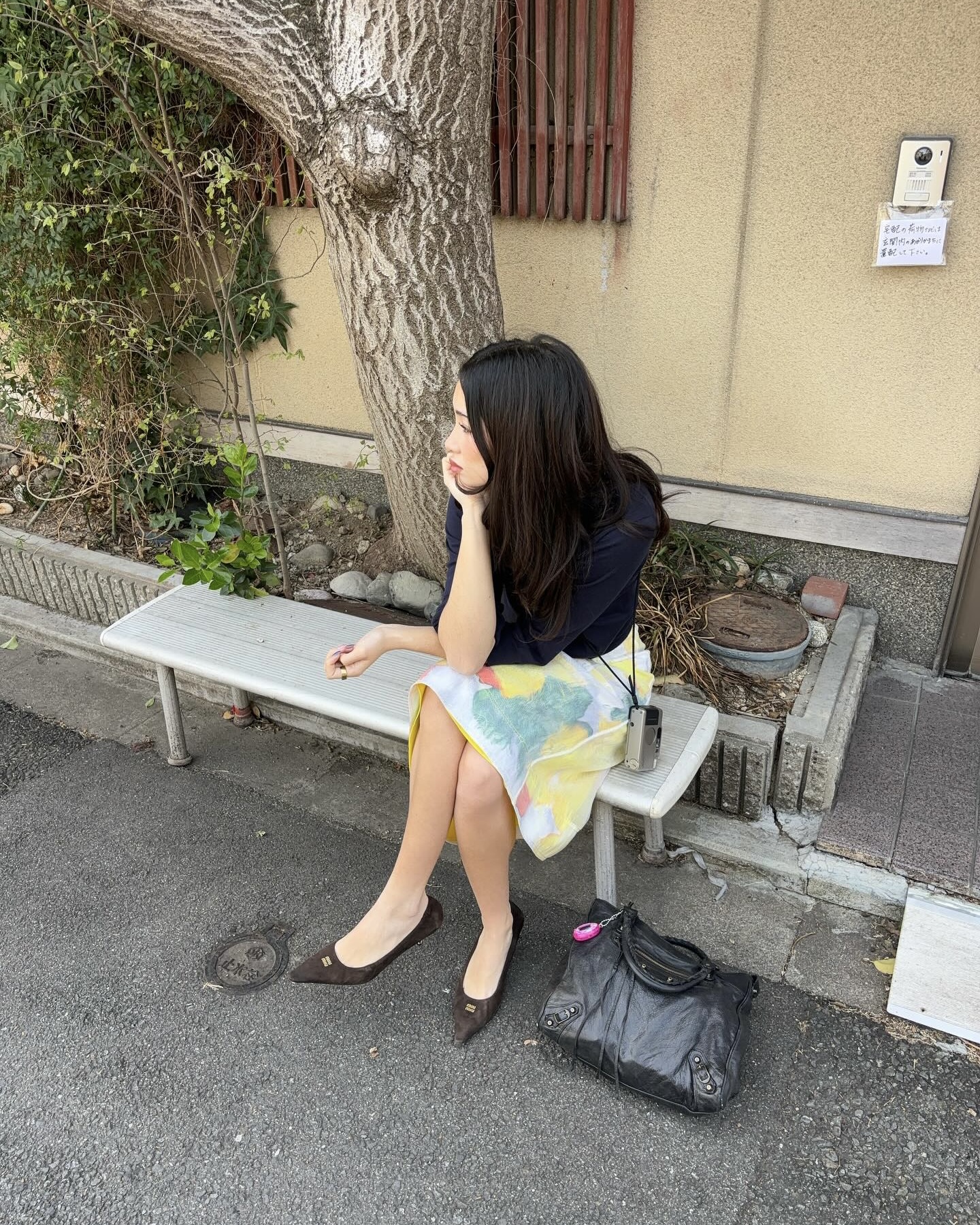 애매한 기장일수록 더 예뻐🌷
기장 고민 끝! 고민될 땐 미디 스커트가 답이야🩶🤍
롱은 답답하고, 미니는 부담스러울 땐 과하지 않은 미디 스커트 어떠세요? 미디 스커트는 무릎 아래부터 종아리 중간 정도로 떨어지는 기장이라 실루엣이 깔끔하게 정리되고, 단정한 분위기까지 챙기기 좋습니다. 니트나 블라우스에 매치하면 바로 출근룩처럼 정돈돼 보이죠.
재킷에 가볍게 매치해 캐주얼하게 입을 수도 있습니다. 운동화나 플랫 슈즈까지 선택 폭도 넓어서 데일리로 활용하기 좋은데요. 다가올 봄에 입을 미디스커트 코디법 참고해보세요. 이미지2