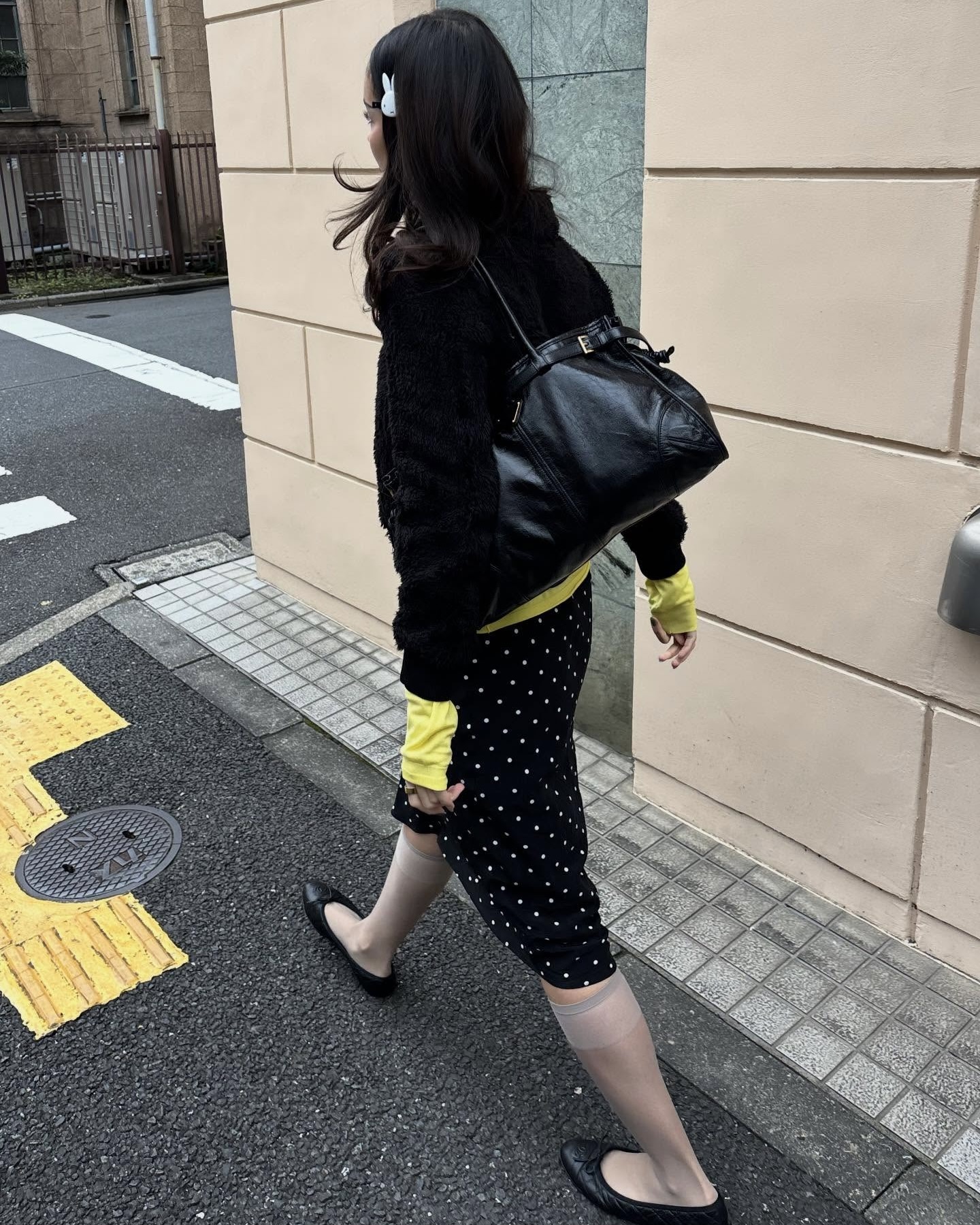 애매한 기장일수록 더 예뻐🌷 기장 고민 끝! 고민될 땐 미디 스커트가 답이야🩶🤍 롱은 답답하고, 미니는 부담스러울 땐 과하지 않은 미디 스커트 어떠세요? 미디 스커트는 무릎 아래부터 종아리 중간 정도로 떨어지는 기장이라 실루엣이 깔끔하게 정리되고, 단정한 분위기까지 챙기기 좋습니다. 니트나 블라우스에 매치하면 바로 출근룩처럼 정돈돼 보이죠. 재킷에 가볍게 매치해 캐주얼하게 입을 수도 있습니다. 운동화나 플랫 슈즈까지 선택 폭도 넓어서 데일리로 활용하기 좋은데요. 다가올 봄에 입을 미디스커트 코디법 참고해보세요. 이미지