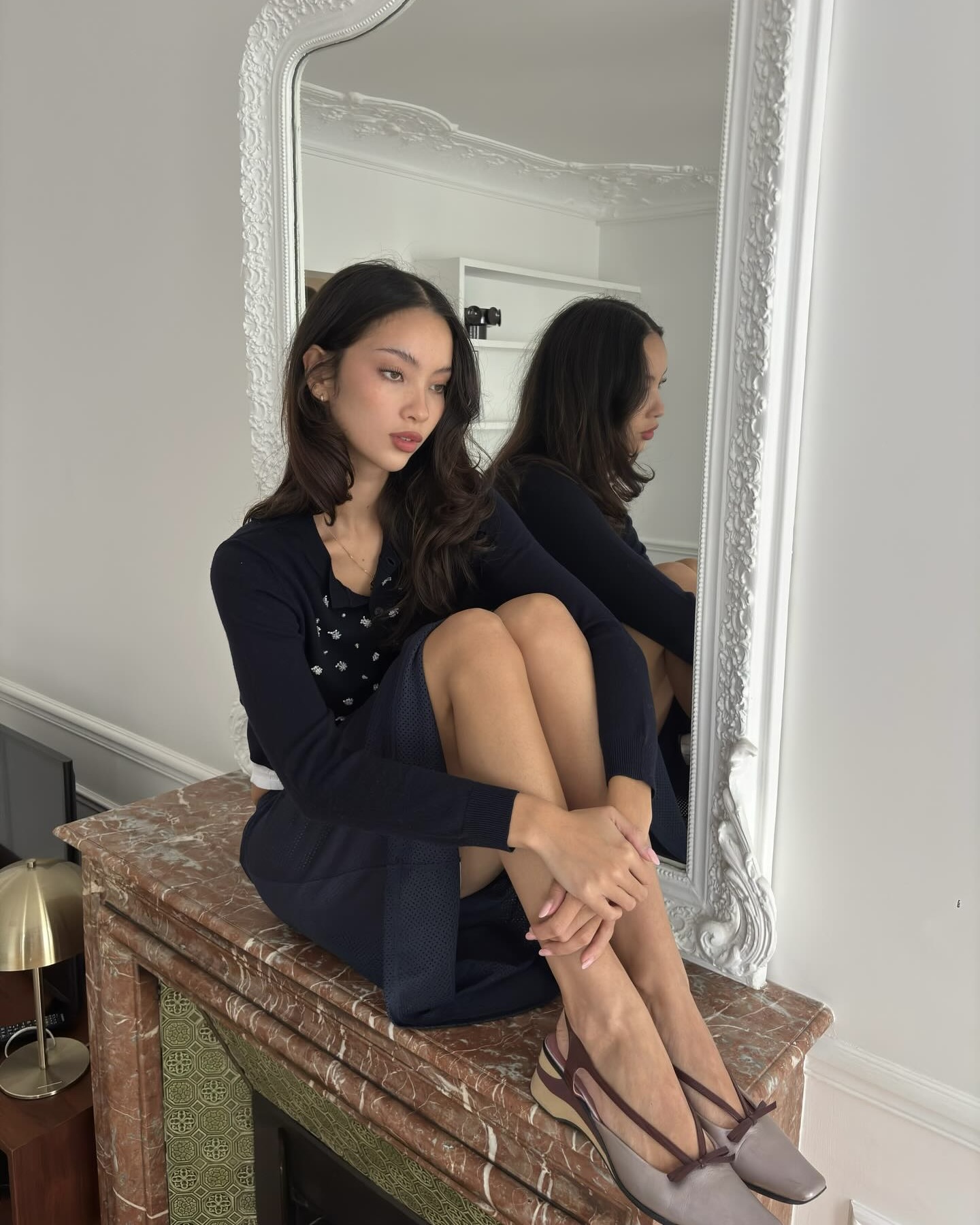 애매한 기장일수록 더 예뻐🌷
기장 고민 끝! 고민될 땐 미디 스커트가 답이야🩶🤍
롱은 답답하고, 미니는 부담스러울 땐 과하지 않은 미디 스커트 어떠세요? 미디 스커트는 무릎 아래부터 종아리 중간 정도로 떨어지는 기장이라 실루엣이 깔끔하게 정리되고, 단정한 분위기까지 챙기기 좋습니다. 니트나 블라우스에 매치하면 바로 출근룩처럼 정돈돼 보이죠.
재킷에 가볍게 매치해 캐주얼하게 입을 수도 있습니다. 운동화나 플랫 슈즈까지 선택 폭도 넓어서 데일리로 활용하기 좋은데요. 다가올 봄에 입을 미디스커트 코디법 참고해보세요. 이미지5