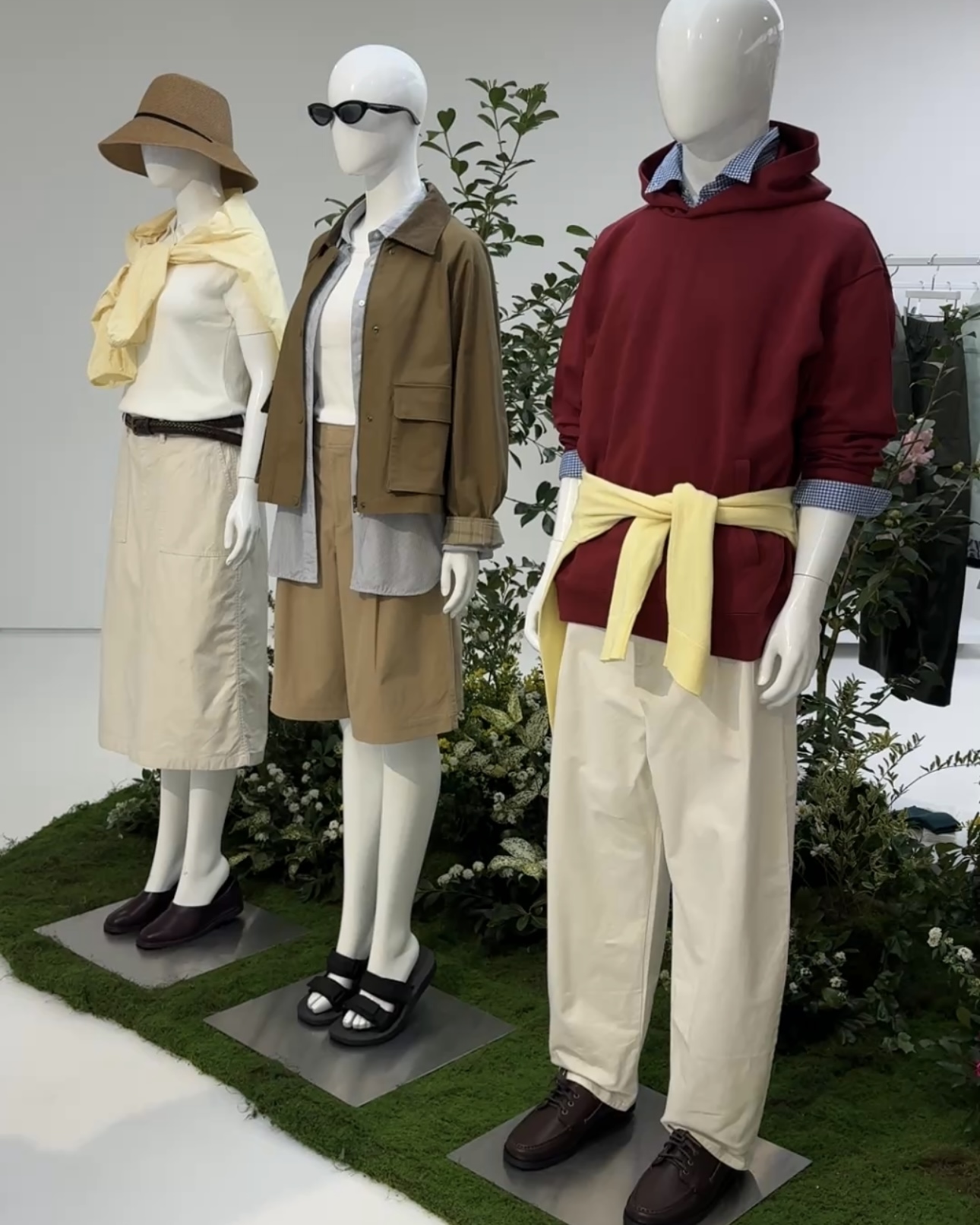 미리 보는 유니클로 26SS🤍 새 시즌 아이템으로 봄옷 준비하자🌷✨ 이번 풀 라인업에는 영국 디자이너 클레어 웨이트 켈러가 선보인 유니클로 : C, 르메르와 파리 R&D 센터 디자이너 팀과 협업한 유니클로 U 뿐 아니라 2월 27일 발매 예정인 프레피 스타일에 경쾌한 감성을 더한 유니클로 and JW앤더슨 제품 등 다양한 라인업을 선보였습니다. 이미지