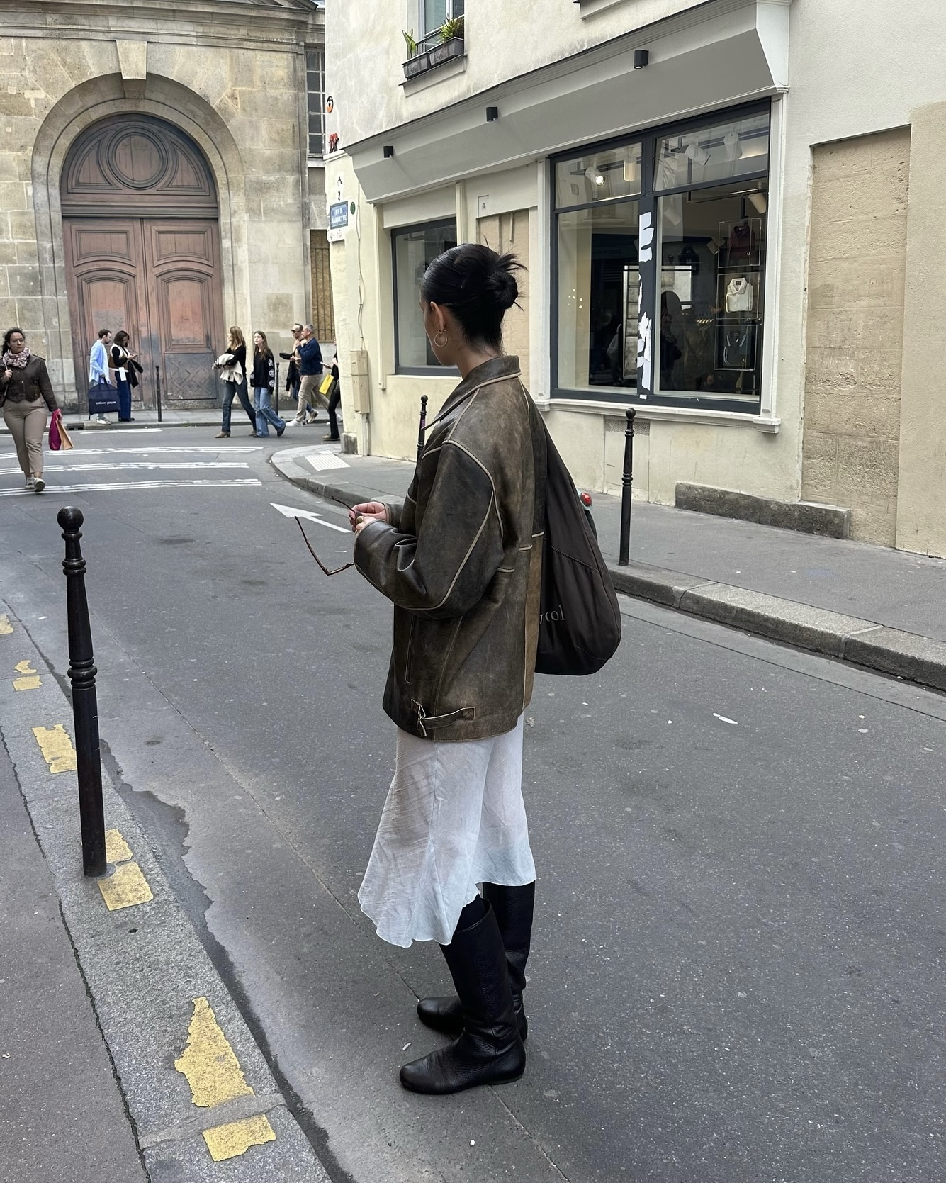 살짝 비치는 게 이렇게 예쁠 줄😏
겹치면 더 재밌는 시스루🩶🧚🏻봄 스타일링 키 포인트야
올봄, 시스루 스커트로 룩에 포인트를 더해보는 건 어때요? 살짝 비치는 소재가 은근한 섹시미와 여성스러움을 더해 룩을 특별하게 만들어 줍니다. 특히 레이어드 해서 다양한 스타일로 연출할 수 있고, 생동감 있는 룩을 완성할 수 있습니다.
맥시 기장의 시스루 스커트는 우아하고 페미닌한 실루엣을 강조해 주는 반면, 미디 기장은 발랄하면서도 세련된 무드를 연출하죠. 시스루 레이어링을 활용해 올봄 스타일링에 감각적인 포인트를 더해보세요. 이미지6