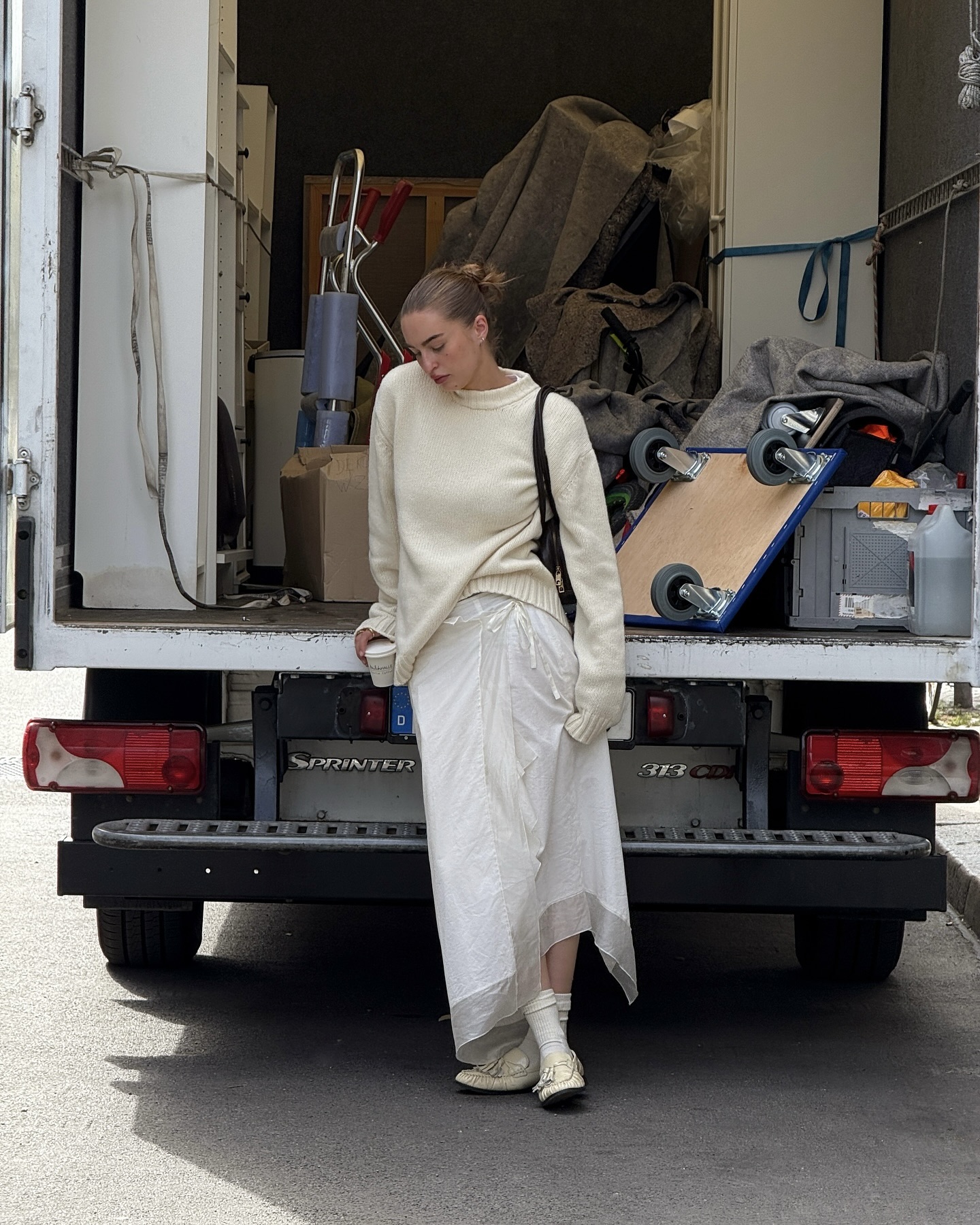 살짝 비치는 게 이렇게 예쁠 줄😏
겹치면 더 재밌는 시스루🩶🧚🏻봄 스타일링 키 포인트야
올봄, 시스루 스커트로 룩에 포인트를 더해보는 건 어때요? 살짝 비치는 소재가 은근한 섹시미와 여성스러움을 더해 룩을 특별하게 만들어 줍니다. 특히 레이어드 해서 다양한 스타일로 연출할 수 있고, 생동감 있는 룩을 완성할 수 있습니다.
맥시 기장의 시스루 스커트는 우아하고 페미닌한 실루엣을 강조해 주는 반면, 미디 기장은 발랄하면서도 세련된 무드를 연출하죠. 시스루 레이어링을 활용해 올봄 스타일링에 감각적인 포인트를 더해보세요. 이미지10