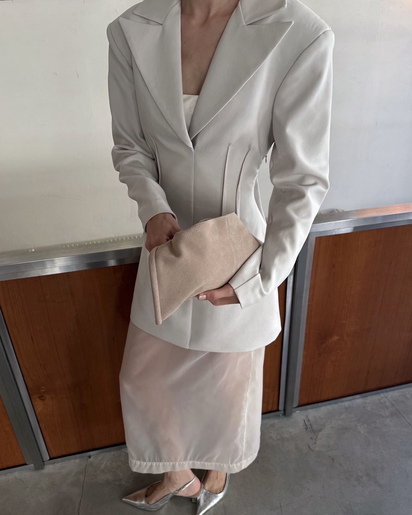 살짝 비치는 게 이렇게 예쁠 줄😏
겹치면 더 재밌는 시스루🩶🧚🏻봄 스타일링 키 포인트야
올봄, 시스루 스커트로 룩에 포인트를 더해보는 건 어때요? 살짝 비치는 소재가 은근한 섹시미와 여성스러움을 더해 룩을 특별하게 만들어 줍니다. 특히 레이어드 해서 다양한 스타일로 연출할 수 있고, 생동감 있는 룩을 완성할 수 있습니다.
맥시 기장의 시스루 스커트는 우아하고 페미닌한 실루엣을 강조해 주는 반면, 미디 기장은 발랄하면서도 세련된 무드를 연출하죠. 시스루 레이어링을 활용해 올봄 스타일링에 감각적인 포인트를 더해보세요. 이미지2