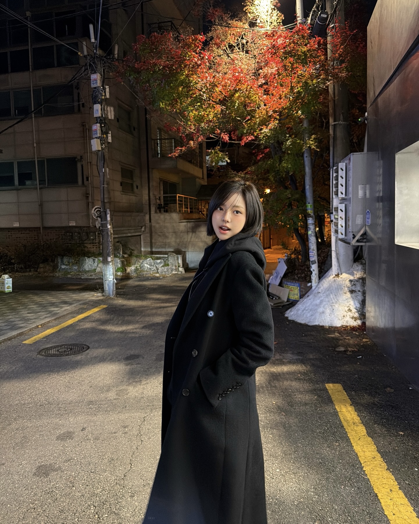 하나쯤 꼭 필요한 후드집업😉
매일 다른 매력으로 즐기는🖤✨김고은 후드 스타일 확인해봐
화제의 단발 여신 김고은은 사복 속 후드 집업으로 다양한 스타일링을 보여주는데요. 깔끔한 무지 후드집업은 트레이닝 팬츠와 셋업으로 캐주얼하게 연출하기 좋고, 아우터와 레이어링 하여 페미닌함을 중화시켜 꾸안꾸룩을 완성할 수 있습니다.
반면 레터링 후드집업은 단독으로도 포인트가 되어 룩에 생기를 더하기 좋습니다. 편안함과 실용성 모두 갖춘 후드집업은 늦겨울부터 봄까지 활용도가 높아 계절 변화에도 유용하며, 매일 다른 분위기를 연출하기 좋습니다. 이미지5