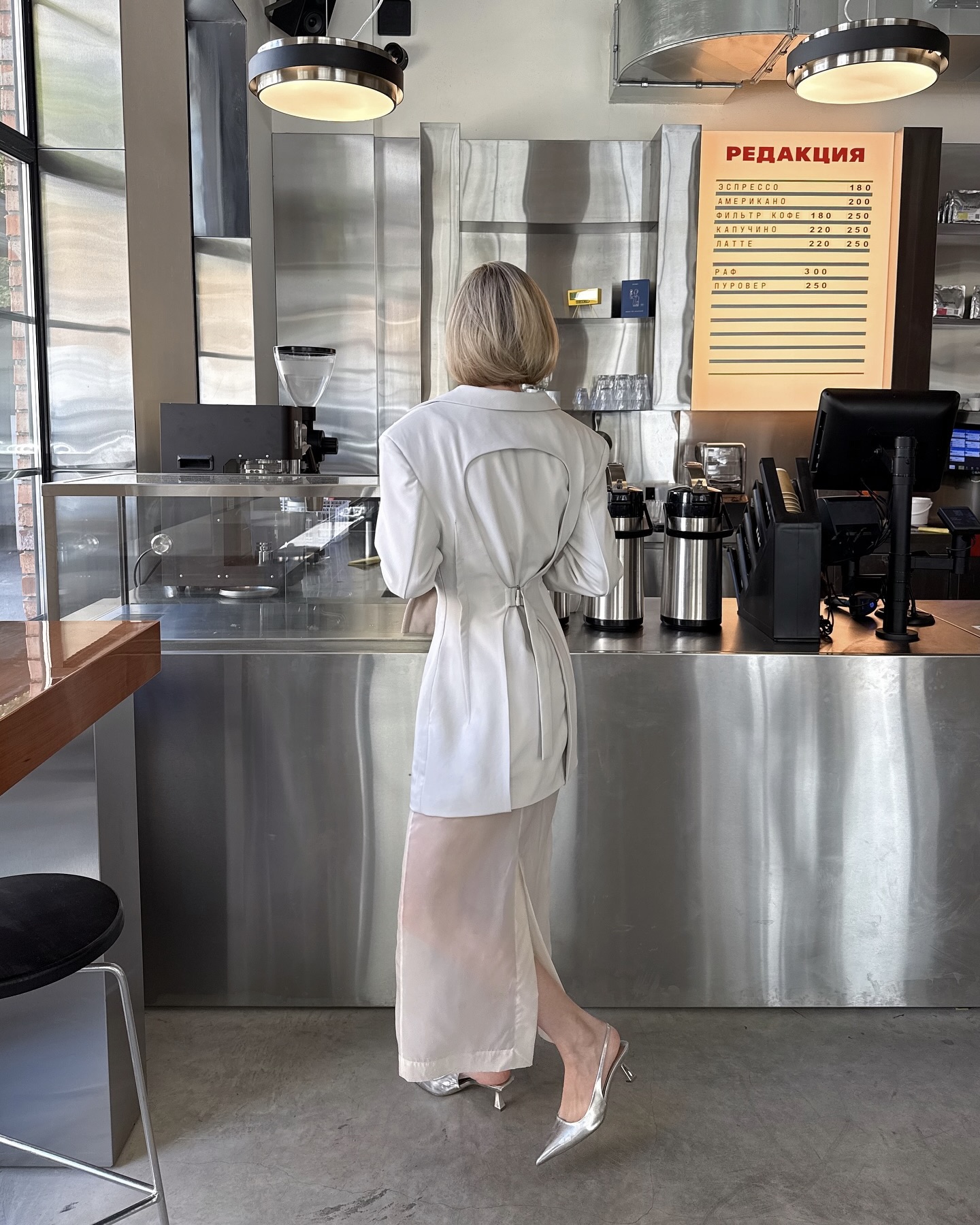 살짝 비치는 게 이렇게 예쁠 줄😏
겹치면 더 재밌는 시스루🩶🧚🏻봄 스타일링 키 포인트야
올봄, 시스루 스커트로 룩에 포인트를 더해보는 건 어때요? 살짝 비치는 소재가 은근한 섹시미와 여성스러움을 더해 룩을 특별하게 만들어 줍니다. 특히 레이어드 해서 다양한 스타일로 연출할 수 있고, 생동감 있는 룩을 완성할 수 있습니다.
맥시 기장의 시스루 스커트는 우아하고 페미닌한 실루엣을 강조해 주는 반면, 미디 기장은 발랄하면서도 세련된 무드를 연출하죠. 시스루 레이어링을 활용해 올봄 스타일링에 감각적인 포인트를 더해보세요. 이미지8