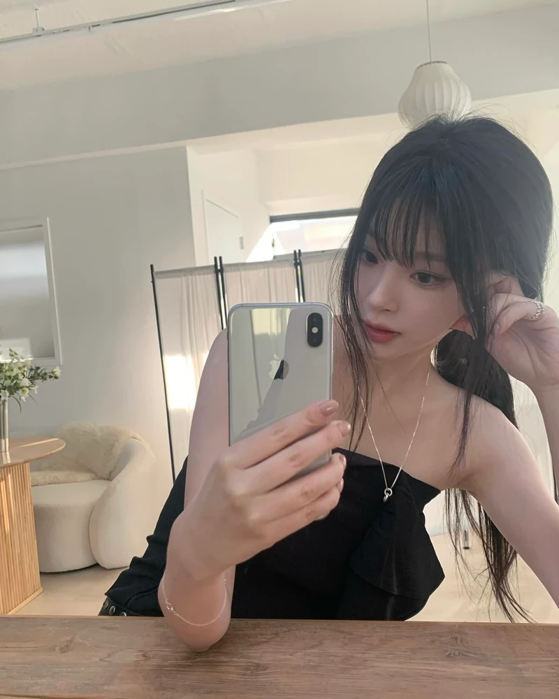 쿨톤 피부를 더욱 빛나게 해주는✨
수리움 실버 목걸이, 심플하면서도 시선 사로잡는 포인트템😉🪄
수리움 실버 목걸이 2가지를 소개합니다.
1. 수리움 펄스 네크리스, 10만 원대
최희진이 착용한 목걸이는 Silver925 소재로 깔끔하고 세련된 실루엣이 돋보이며, 부드러운 곡선의 펜던트와 미러 폴리싱 마감이 은은한 빛을 더합니다. 얇은 체인과 어우러져 단정하면서도 미니멀한 무드를 완성합니다.
2. 수리움 아닉스 벨 드롭 네크리스, 10만 원대
공승연이 착용한 목걸이는 종 모양의 실버 캡에 우아한 곡선의 오닉스 원석이 달린 디자인으로, 가벼운 무게와 매끄러운 후크 이어링과 함께 데일리로 착용하기 좋은 아이템입니다. 이미지1