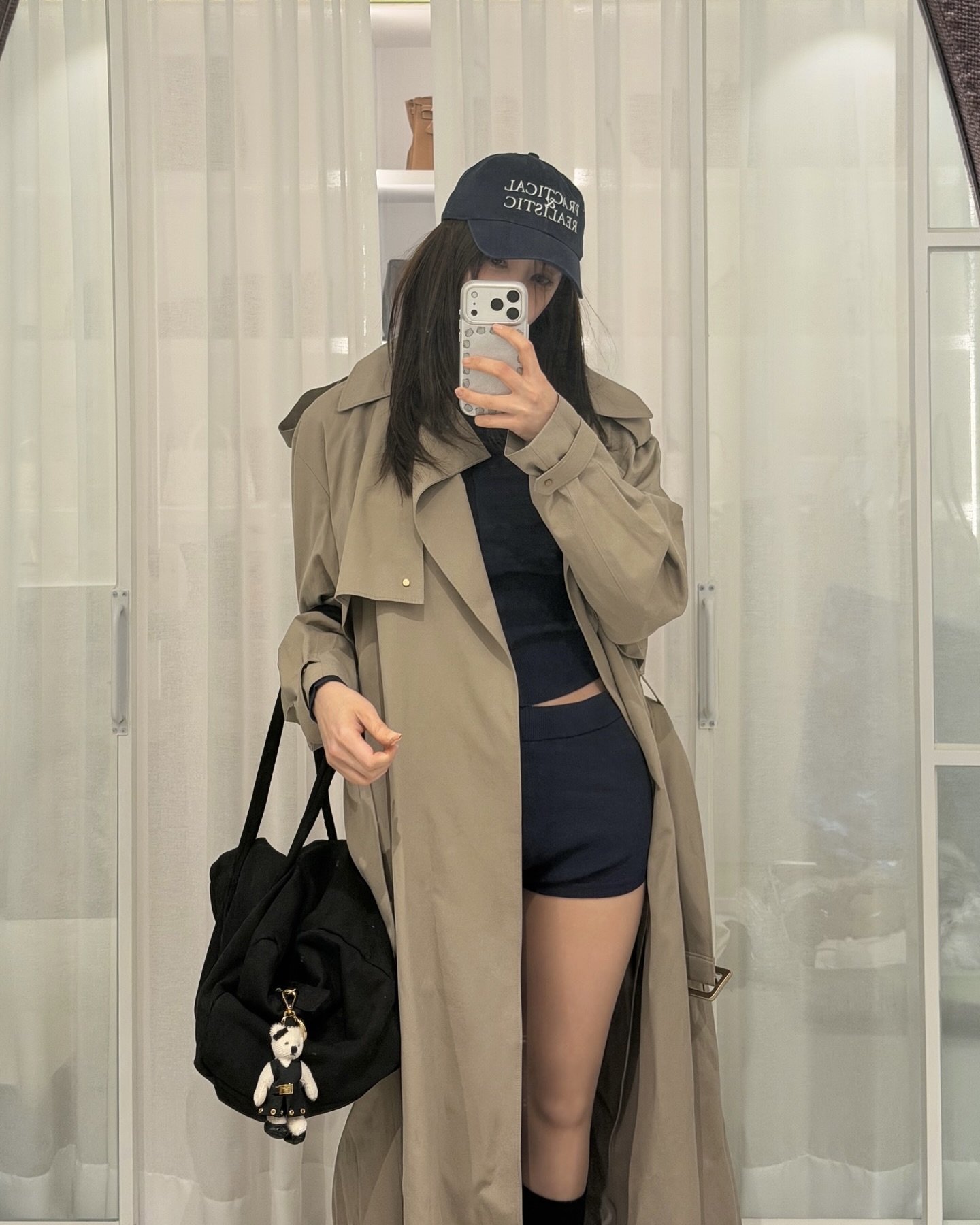 여행 시즌 준비 끝났어??✈️ 아직이라면, 데일리부터 여행까지 다 되는👀👜효민 가방 참고해 연휴 시즌, 여행과 일상 모두 활용할 가방 찾고 있나요? 효민이 즐겨 드는 EE 브랜드의 가먼트 다이드 더플백을 주목해 보세요. 가먼트 다잉 워싱 특유의 자연스러운 컬러와 빈티지한 텍스처로 감각적인 무드를 살리며, 넉넉한 사이즈로 수납력까지 갖췄죠. 심플한 스퀘어 실루엣에 사이드 스냅 버튼을 더해 활용도를 높였고, 스트랩과 손잡이를 활용한 다양한 연출도 가능합니다. 여행용은 물론 데일리 백으로도 부담 없이 매치하기 좋은 가방입니다. 이미지
