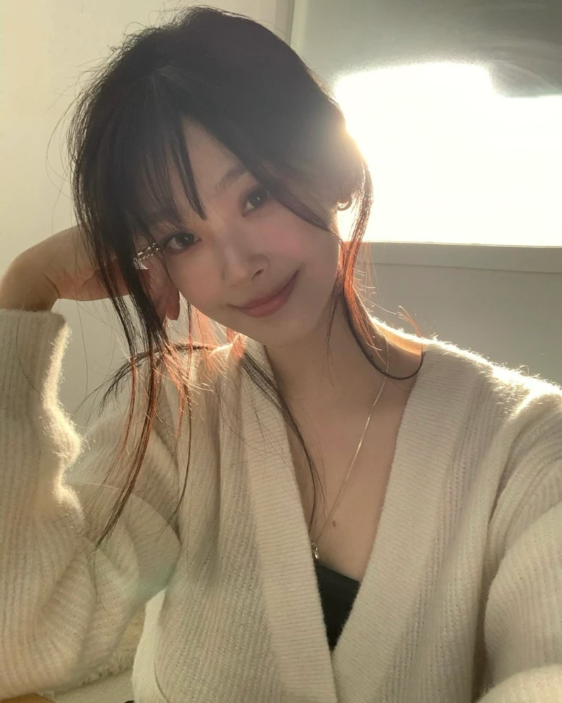 쿨톤 피부를 더욱 빛나게 해주는✨
수리움 실버 목걸이, 심플하면서도 시선 사로잡는 포인트템😉🪄
수리움 실버 목걸이 2가지를 소개합니다.
1. 수리움 펄스 네크리스, 10만 원대
최희진이 착용한 목걸이는 Silver925 소재로 깔끔하고 세련된 실루엣이 돋보이며, 부드러운 곡선의 펜던트와 미러 폴리싱 마감이 은은한 빛을 더합니다. 얇은 체인과 어우러져 단정하면서도 미니멀한 무드를 완성합니다.
2. 수리움 아닉스 벨 드롭 네크리스, 10만 원대
공승연이 착용한 목걸이는 종 모양의 실버 캡에 우아한 곡선의 오닉스 원석이 달린 디자인으로, 가벼운 무게와 매끄러운 후크 이어링과 함께 데일리로 착용하기 좋은 아이템입니다. 이미지2