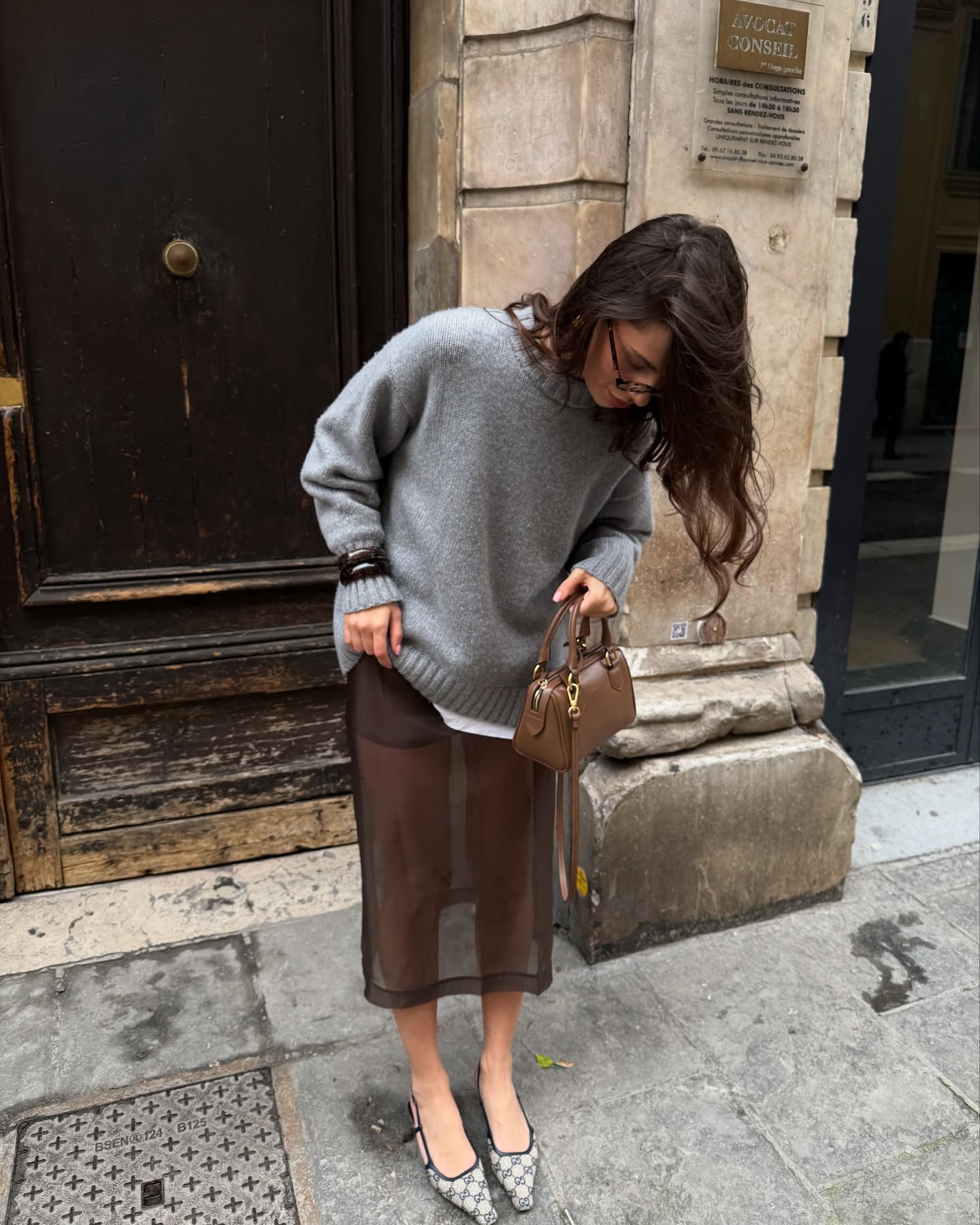 살짝 비치는 게 이렇게 예쁠 줄😏
겹치면 더 재밌는 시스루🩶🧚🏻봄 스타일링 키 포인트야
올봄, 시스루 스커트로 룩에 포인트를 더해보는 건 어때요? 살짝 비치는 소재가 은근한 섹시미와 여성스러움을 더해 룩을 특별하게 만들어 줍니다. 특히 레이어드 해서 다양한 스타일로 연출할 수 있고, 생동감 있는 룩을 완성할 수 있습니다.
맥시 기장의 시스루 스커트는 우아하고 페미닌한 실루엣을 강조해 주는 반면, 미디 기장은 발랄하면서도 세련된 무드를 연출하죠. 시스루 레이어링을 활용해 올봄 스타일링에 감각적인 포인트를 더해보세요. 이미지5