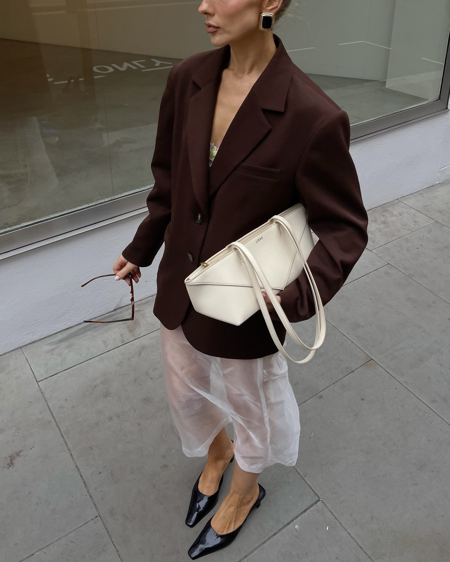 살짝 비치는 게 이렇게 예쁠 줄😏
겹치면 더 재밌는 시스루🩶🧚🏻봄 스타일링 키 포인트야
올봄, 시스루 스커트로 룩에 포인트를 더해보는 건 어때요? 살짝 비치는 소재가 은근한 섹시미와 여성스러움을 더해 룩을 특별하게 만들어 줍니다. 특히 레이어드 해서 다양한 스타일로 연출할 수 있고, 생동감 있는 룩을 완성할 수 있습니다.
맥시 기장의 시스루 스커트는 우아하고 페미닌한 실루엣을 강조해 주는 반면, 미디 기장은 발랄하면서도 세련된 무드를 연출하죠. 시스루 레이어링을 활용해 올봄 스타일링에 감각적인 포인트를 더해보세요. 이미지9