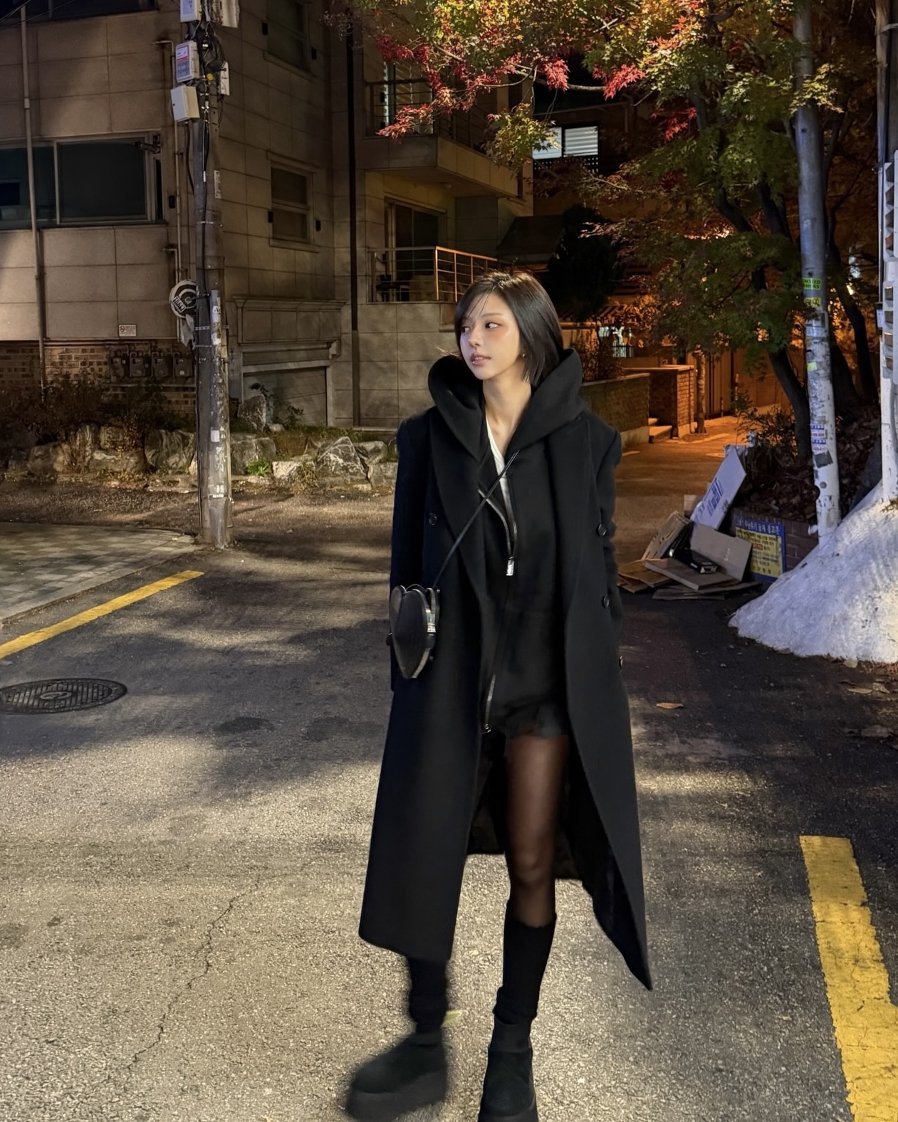 하나쯤 꼭 필요한 후드집업😉
매일 다른 매력으로 즐기는🖤✨김고은 후드 스타일 확인해봐
화제의 단발 여신 김고은은 사복 속 후드 집업으로 다양한 스타일링을 보여주는데요. 깔끔한 무지 후드집업은 트레이닝 팬츠와 셋업으로 캐주얼하게 연출하기 좋고, 아우터와 레이어링 하여 페미닌함을 중화시켜 꾸안꾸룩을 완성할 수 있습니다.
반면 레터링 후드집업은 단독으로도 포인트가 되어 룩에 생기를 더하기 좋습니다. 편안함과 실용성 모두 갖춘 후드집업은 늦겨울부터 봄까지 활용도가 높아 계절 변화에도 유용하며, 매일 다른 분위기를 연출하기 좋습니다. 이미지8