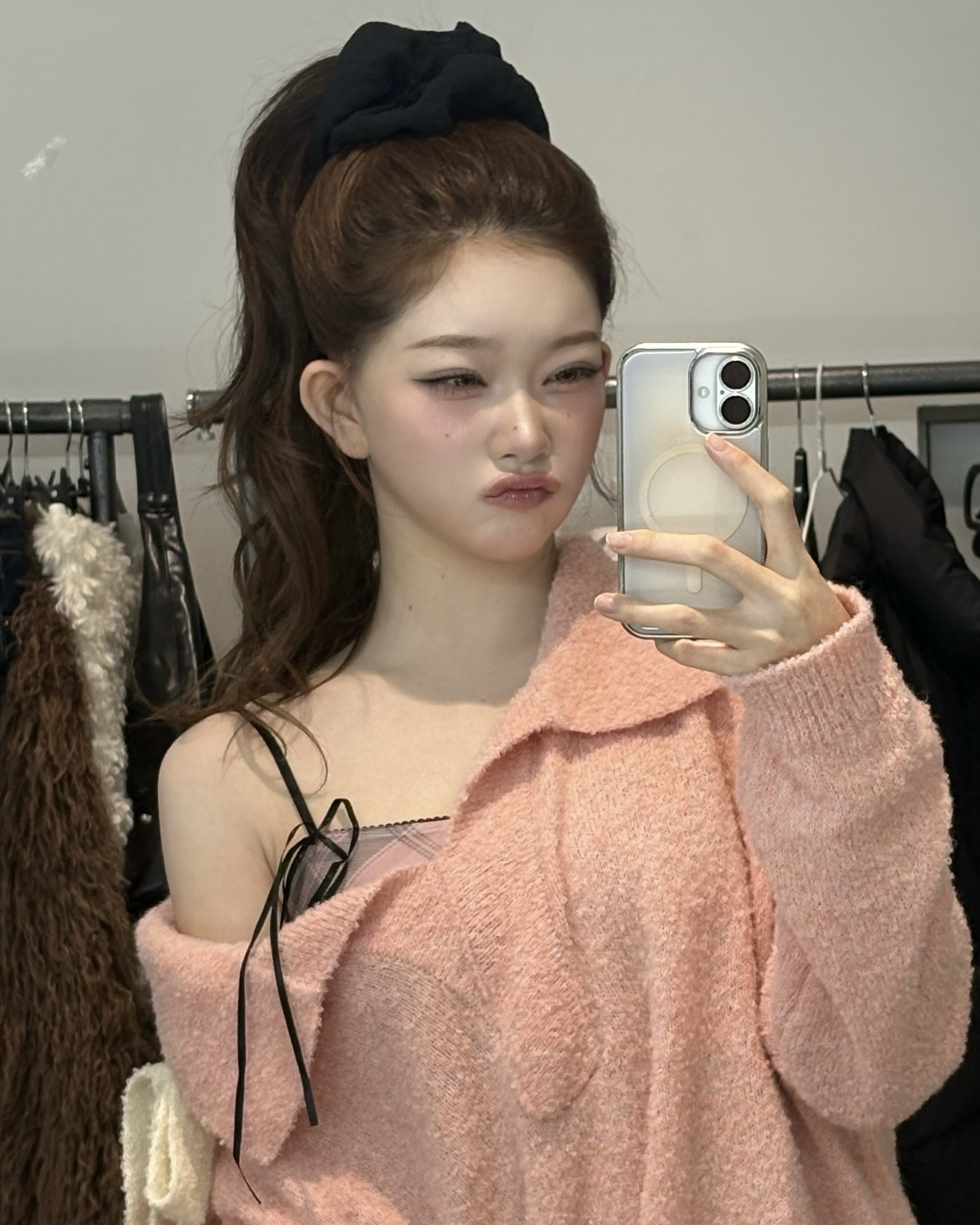 뒷모습까지 센스 있게🎀
포인트 주고 싶은 날엔 스크런치 하나 챙겨🩵✨
스크런치는 하나 있으면 유용하게 쓰는 아이템입니다. 일반 머리끈보다 볼륨감이 살아나 묶었을 때 뒷모습이 덜 밋밋해 포인트로 쓰기 좋은데요. 실크나 새틴 같은 소재는 머리 자국이 덜 남아 데일리로 손이 자주 갑니다.
활용법도 어렵지 않아요. 포니테일이나 반묶음 등 어디든 묶기 쉽고, 손목에 걸쳐두기만 해도 액세서리처럼 스타일링이 완성되죠. 외출하기 전, 포인트 주고 싶은 날엔 패턴이나 컬러 스크런치 하나 챙겨보세요. 이미지4